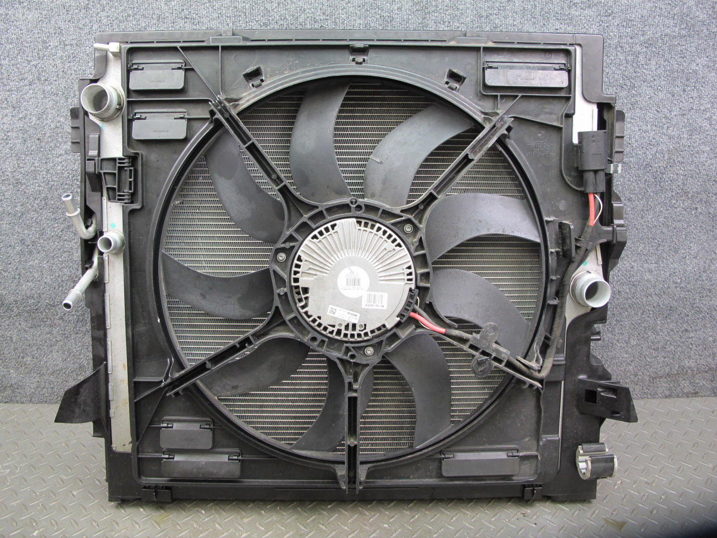 10-14 BMW E70 E71 X5M X6M S63 Engine Radiator Condenser Cooling Fan Shroud OEM