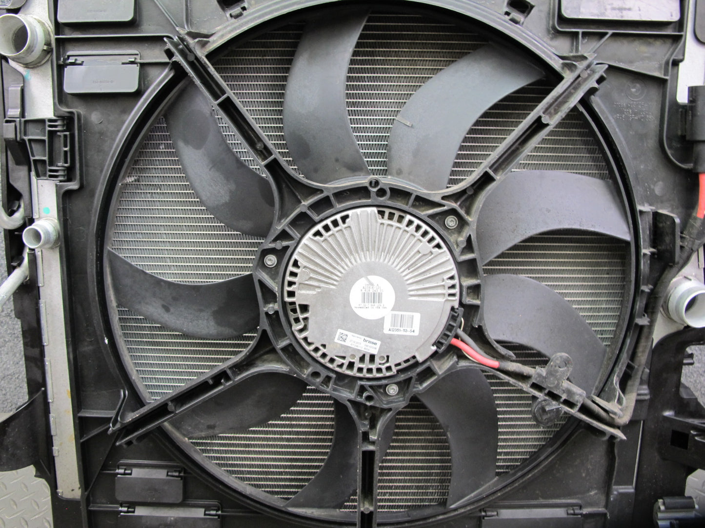 10-14 BMW E70 E71 X5M X6M S63 Engine Radiator Condenser Cooling Fan Shroud OEM