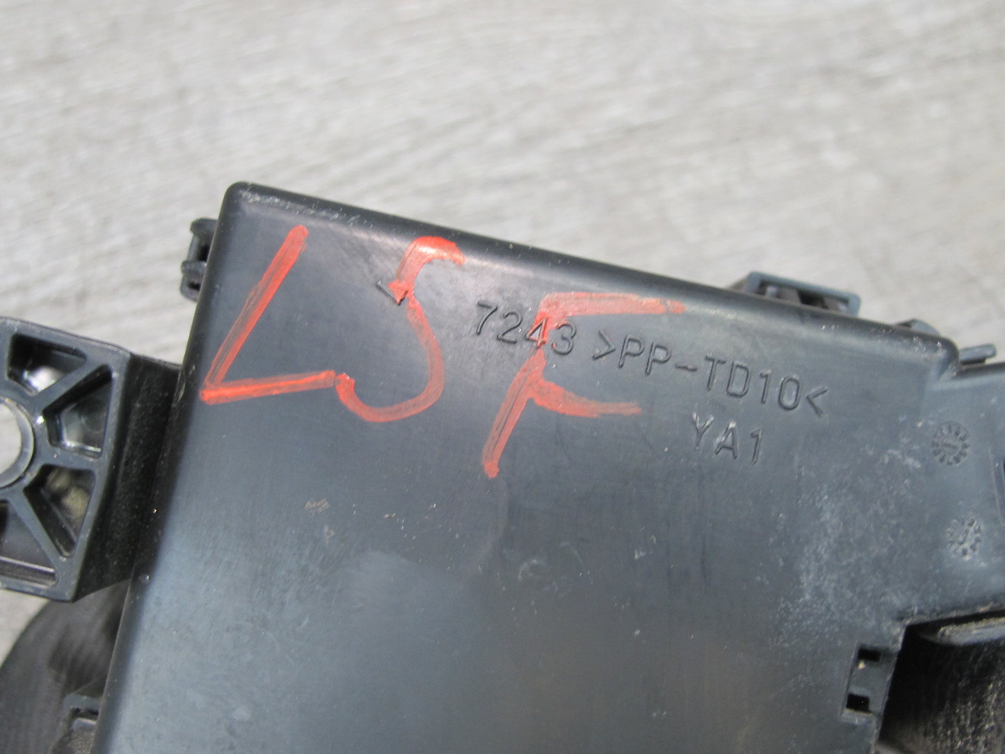 08-16 Lexus UVF46L LS600h Engine Compartment Fuse Relay Box Module OEM