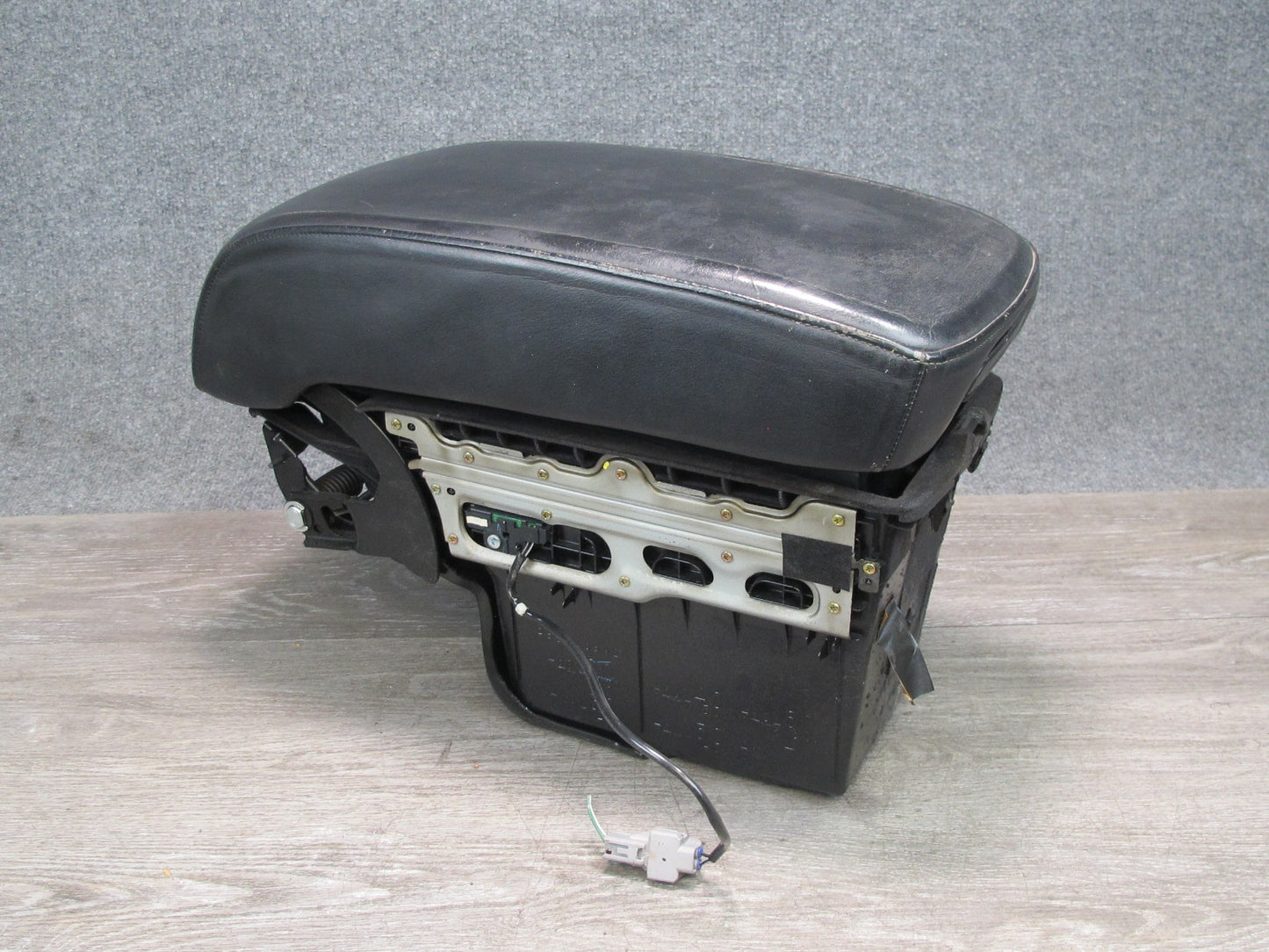 01-03 Lexus UCF30L LS430 Center Console Armrest w Storage & Air Vent Assy OEM