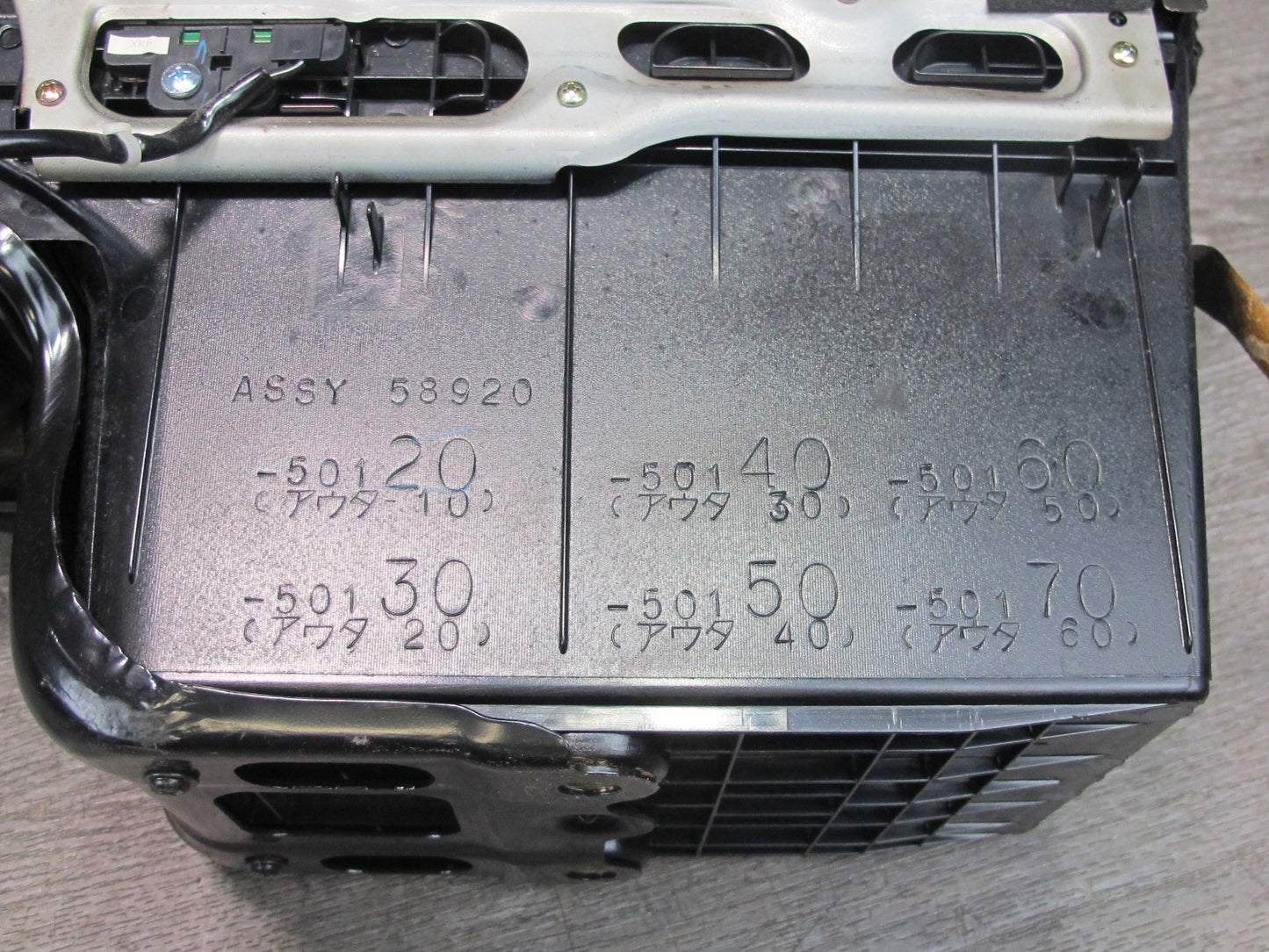 01-03 Lexus UCF30L LS430 Center Console Armrest w Storage & Air Vent Assy OEM