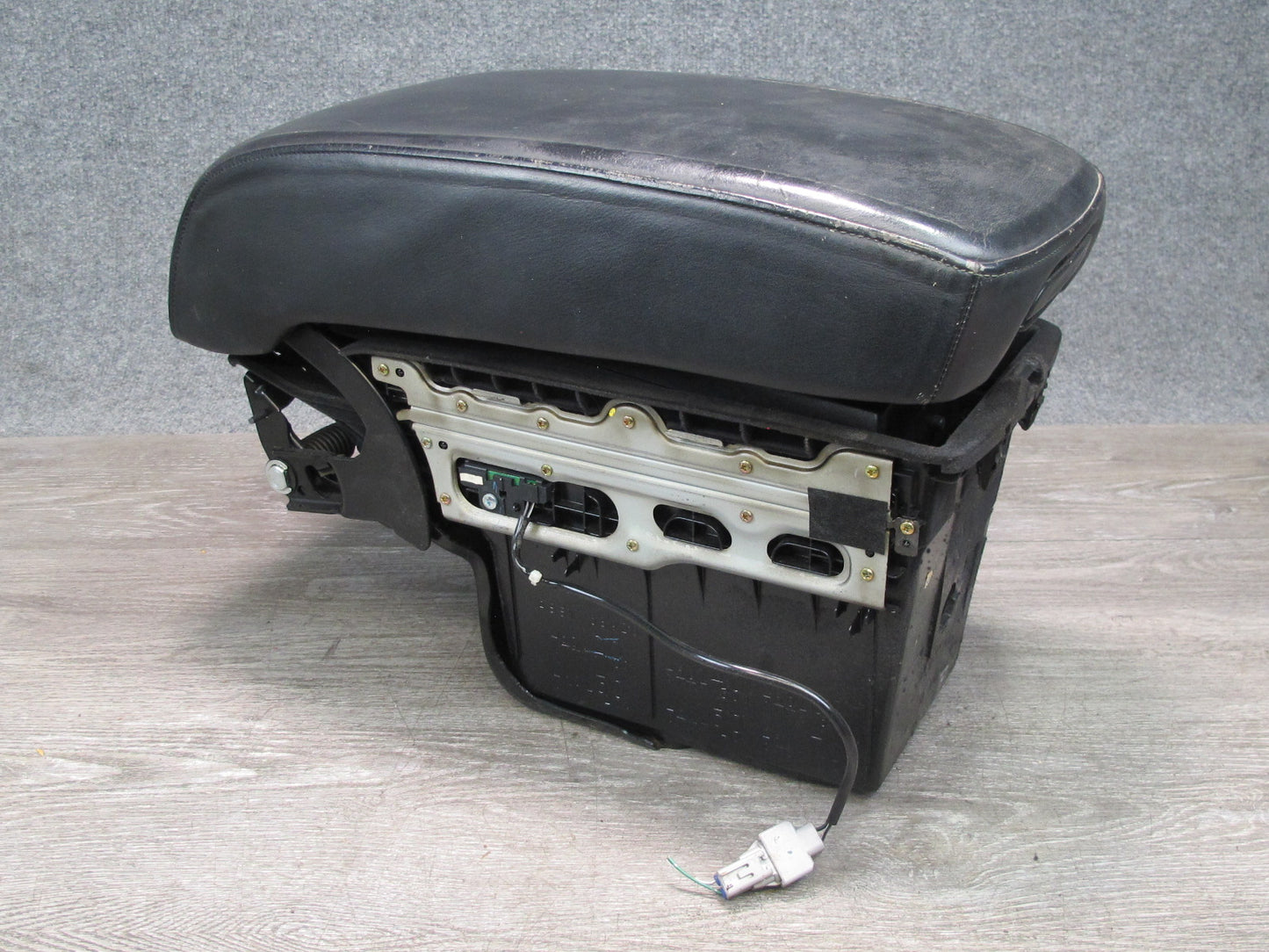 01-03 Lexus UCF30L LS430 Center Console Armrest w Storage & Air Vent Assy OEM
