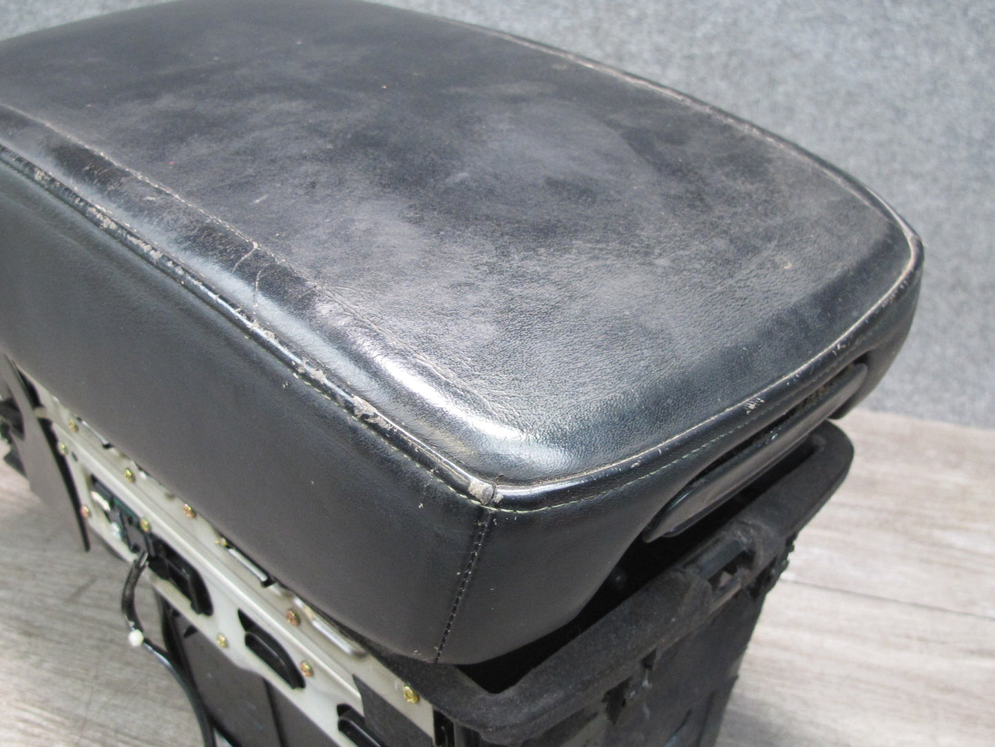 01-03 Lexus UCF30L LS430 Center Console Armrest w Storage & Air Vent Assy OEM