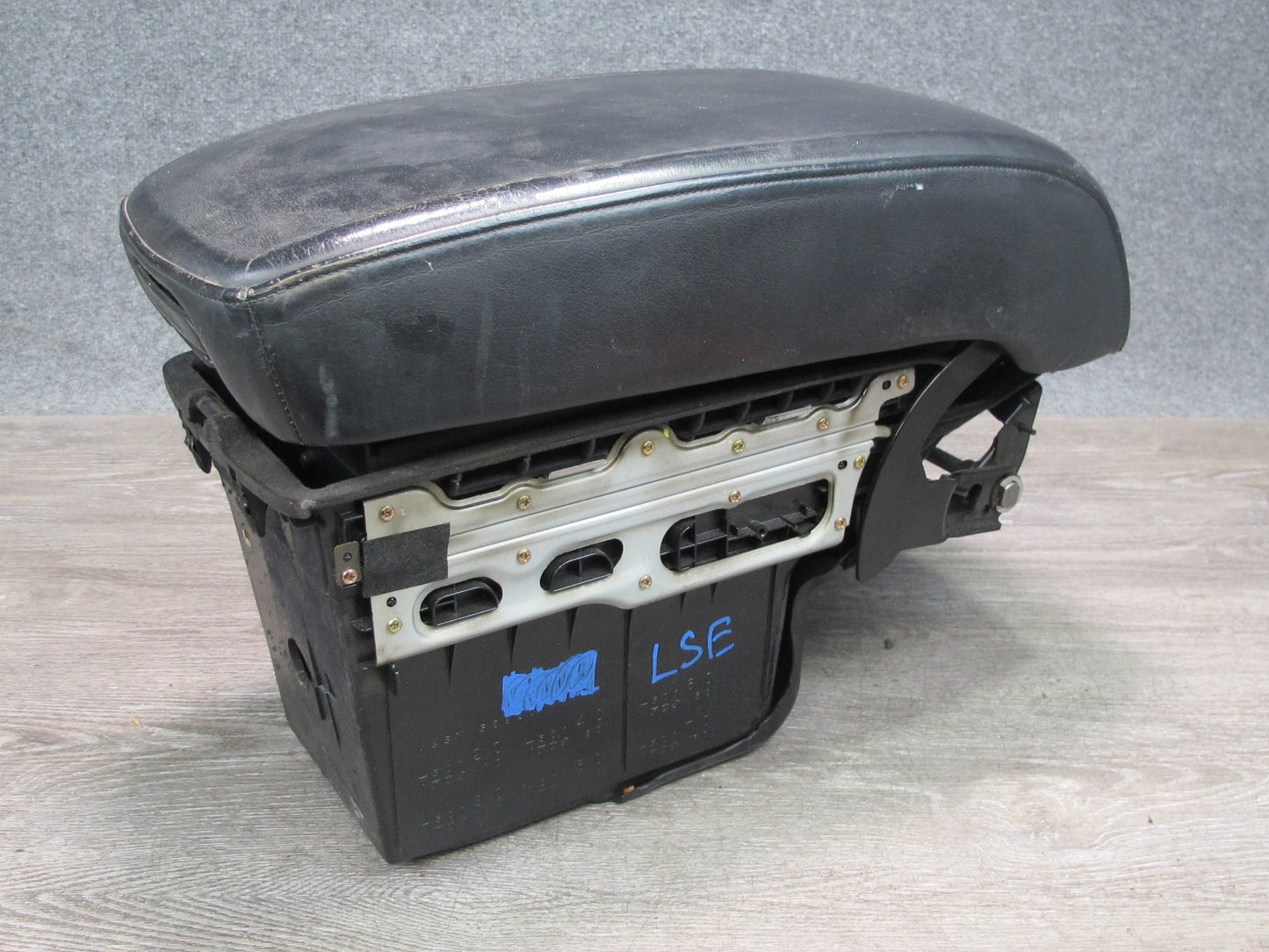 01-03 Lexus UCF30L LS430 Center Console Armrest w Storage & Air Vent Assy OEM