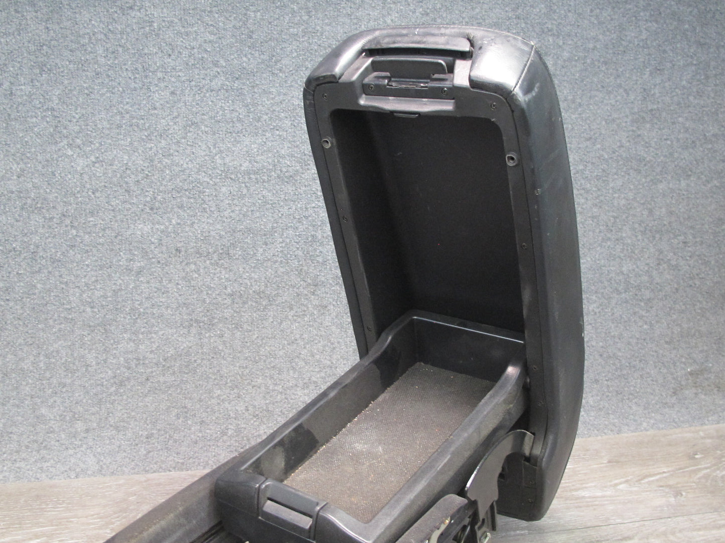 01-03 Lexus UCF30L LS430 Center Console Armrest w Storage & Air Vent Assy OEM