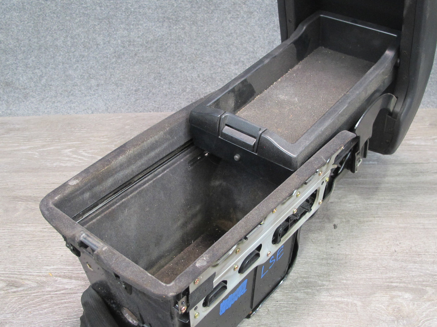 01-03 Lexus UCF30L LS430 Center Console Armrest w Storage & Air Vent Assy OEM