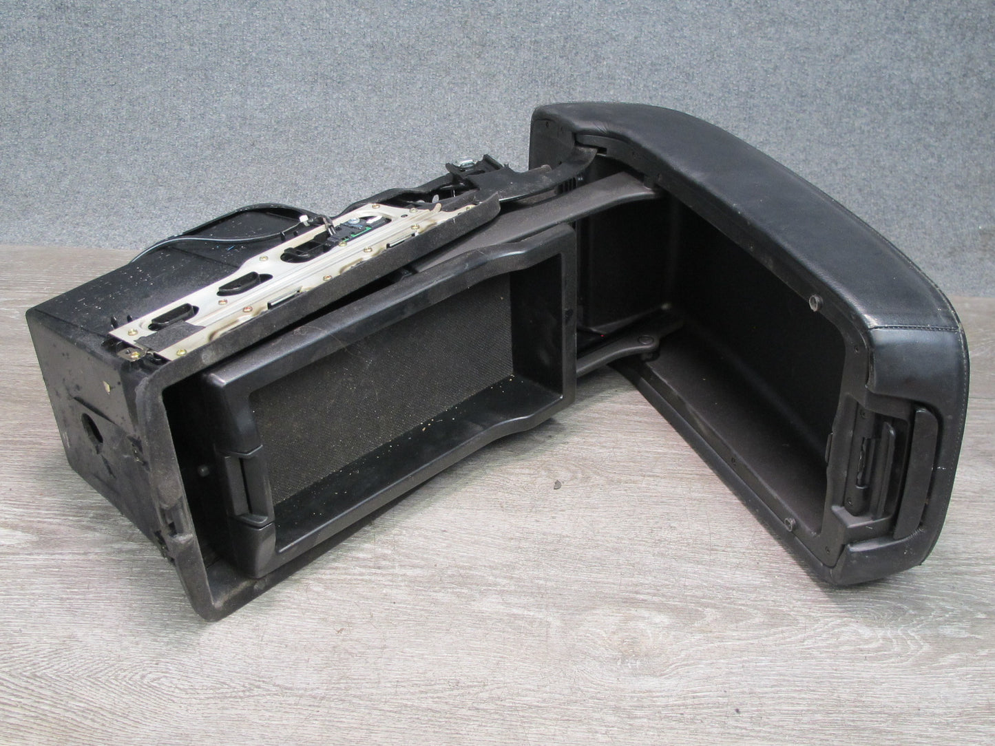 01-03 Lexus UCF30L LS430 Center Console Armrest w Storage & Air Vent Assy OEM