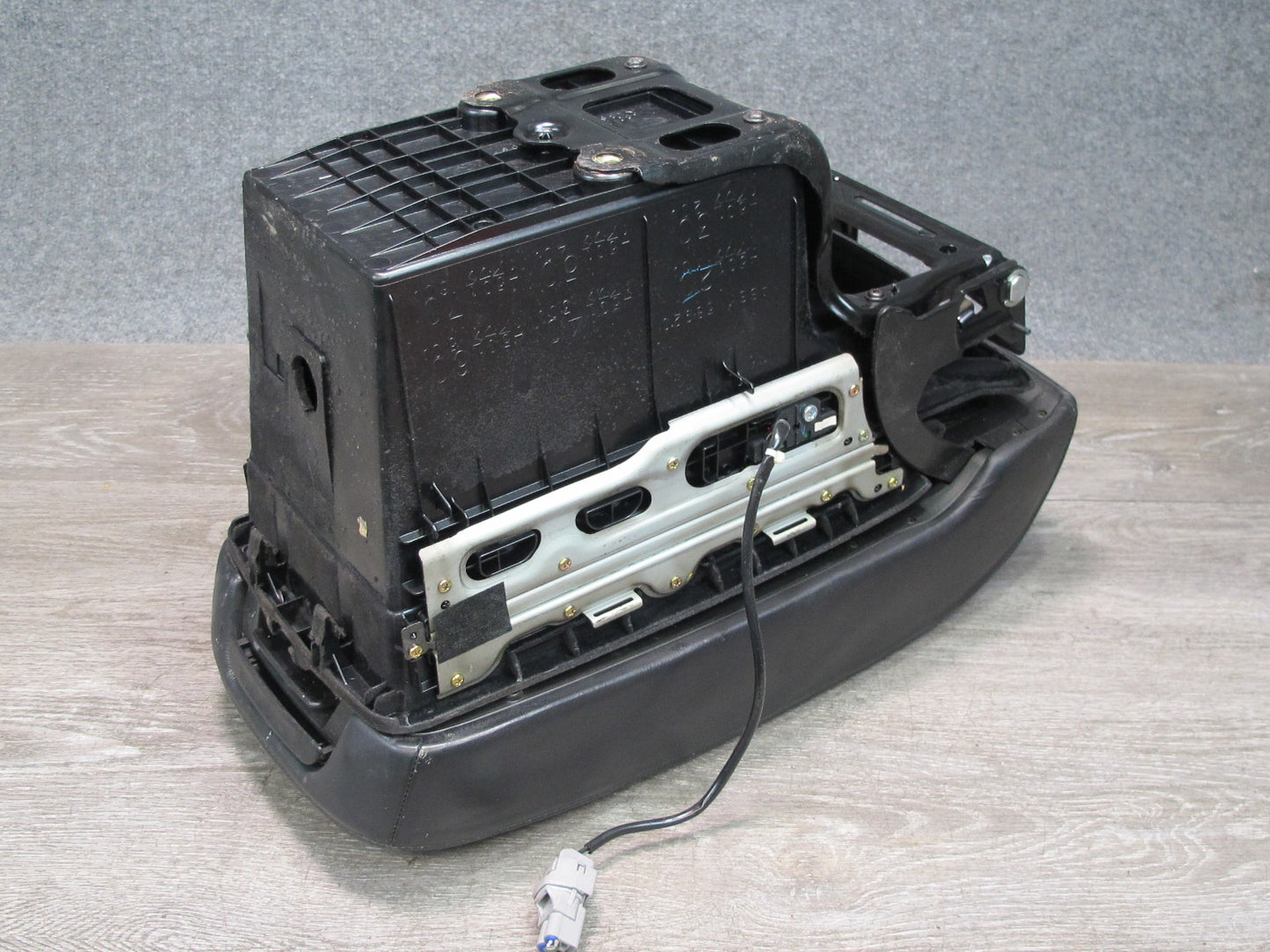 01-03 Lexus UCF30L LS430 Center Console Armrest w Storage & Air Vent Assy OEM