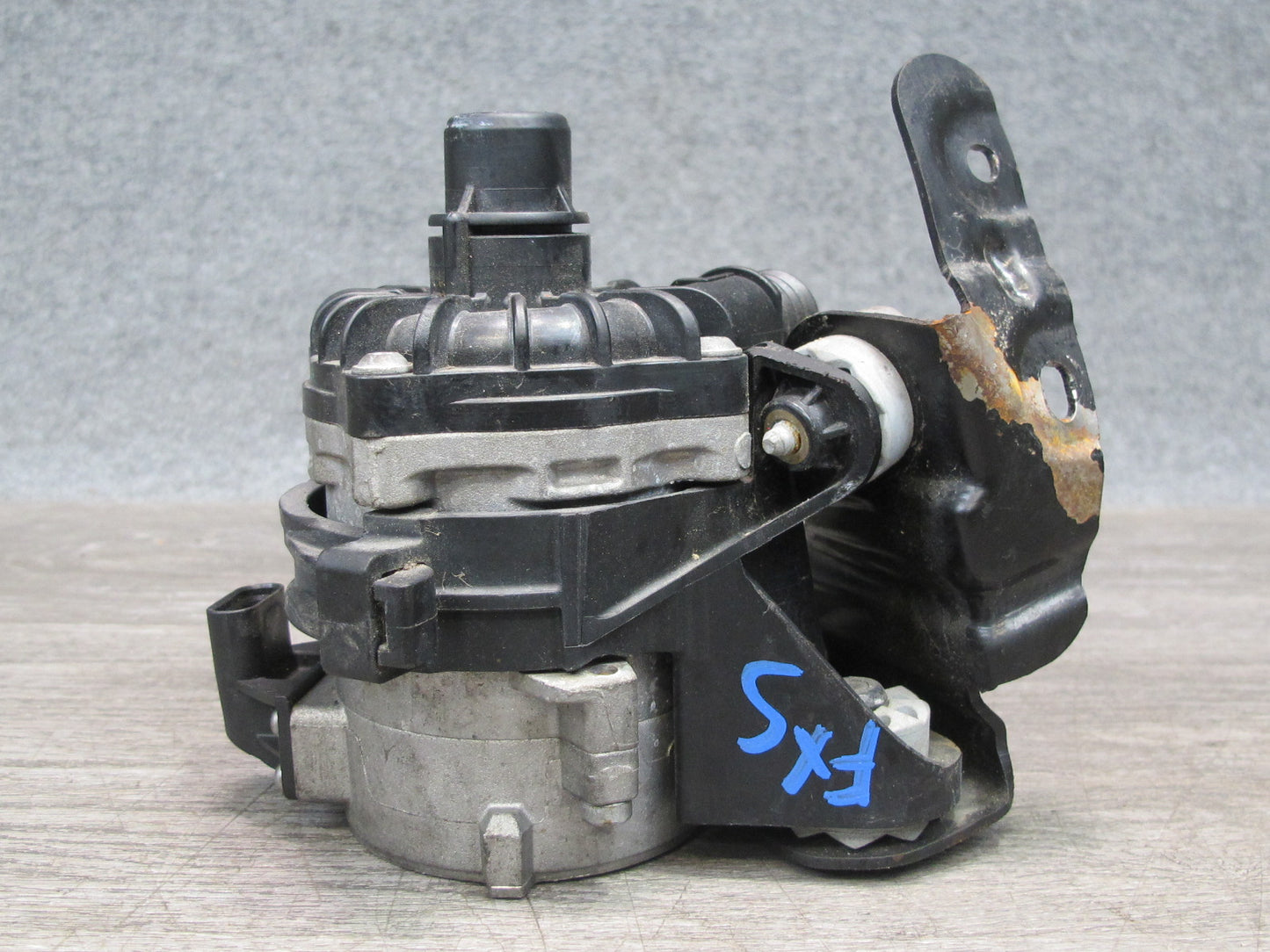 10-14 BMW E70 E71 X5M X6M S63 Auxiliary Coolant Water Pump 7584088 OEM