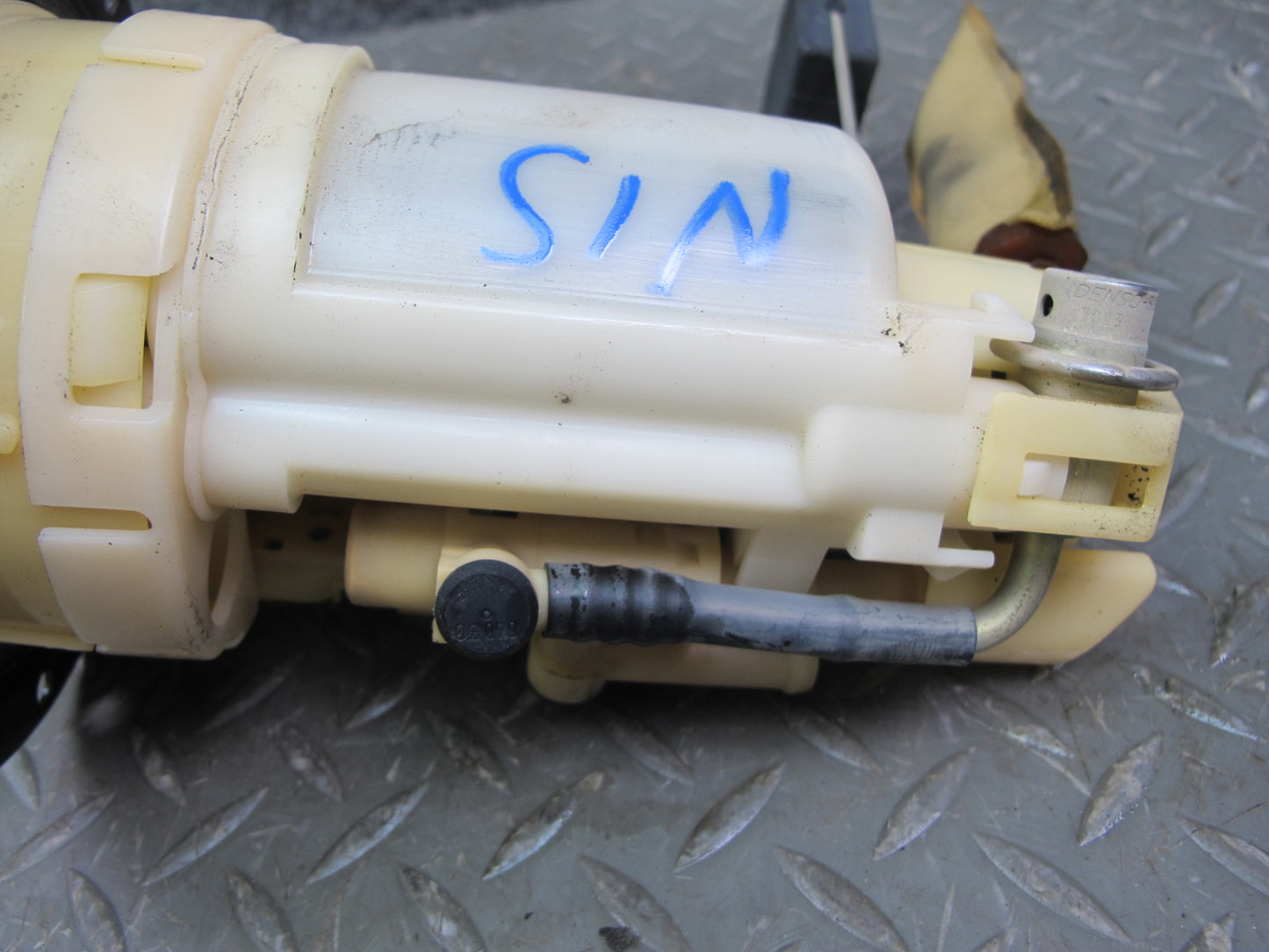 01-05 Lexus JCE10L IS300 Fuel Pump Level Sending Unit Assembly Set OEM