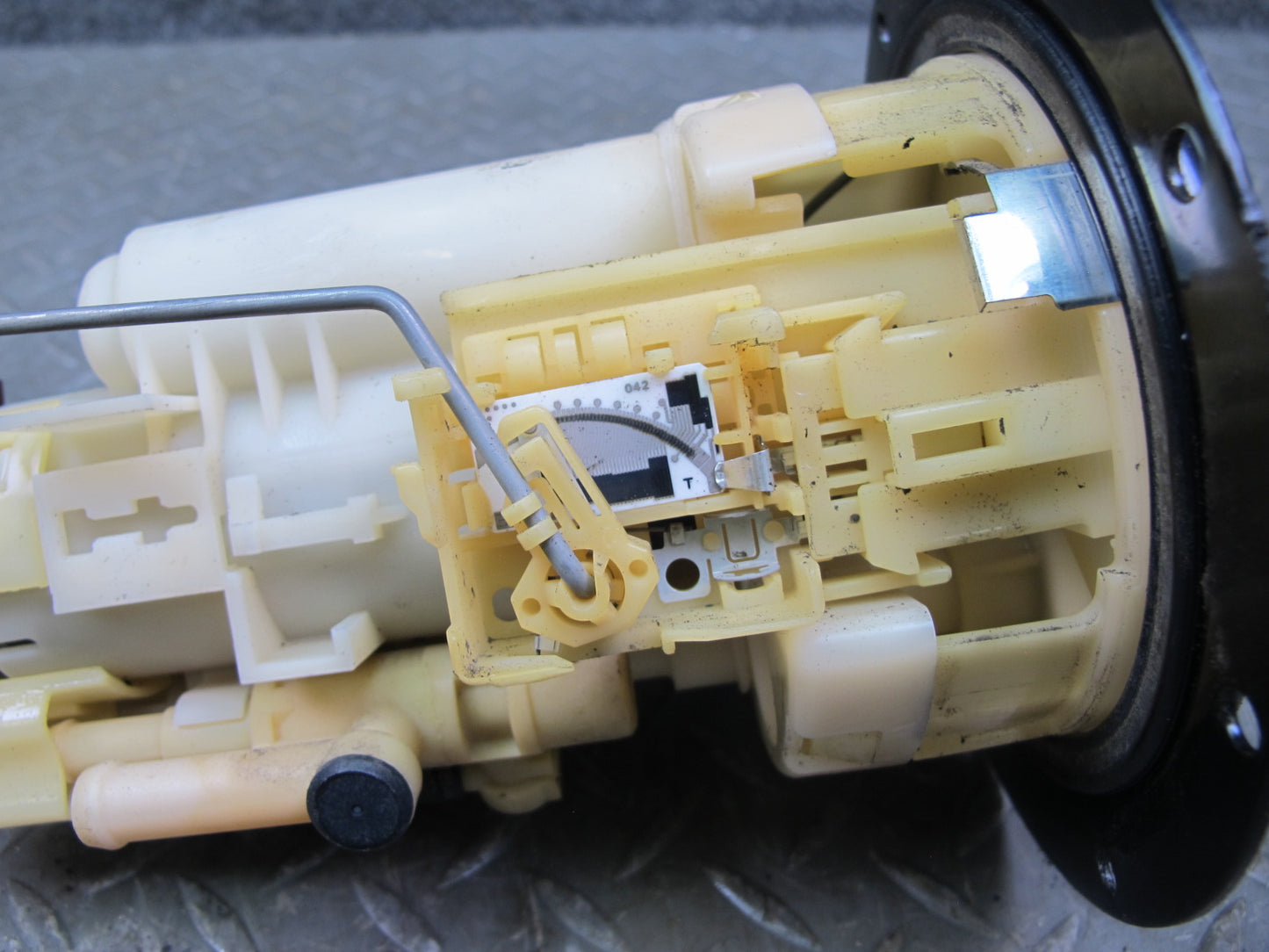 01-05 Lexus JCE10L IS300 Fuel Pump Level Sending Unit Assembly Set OEM