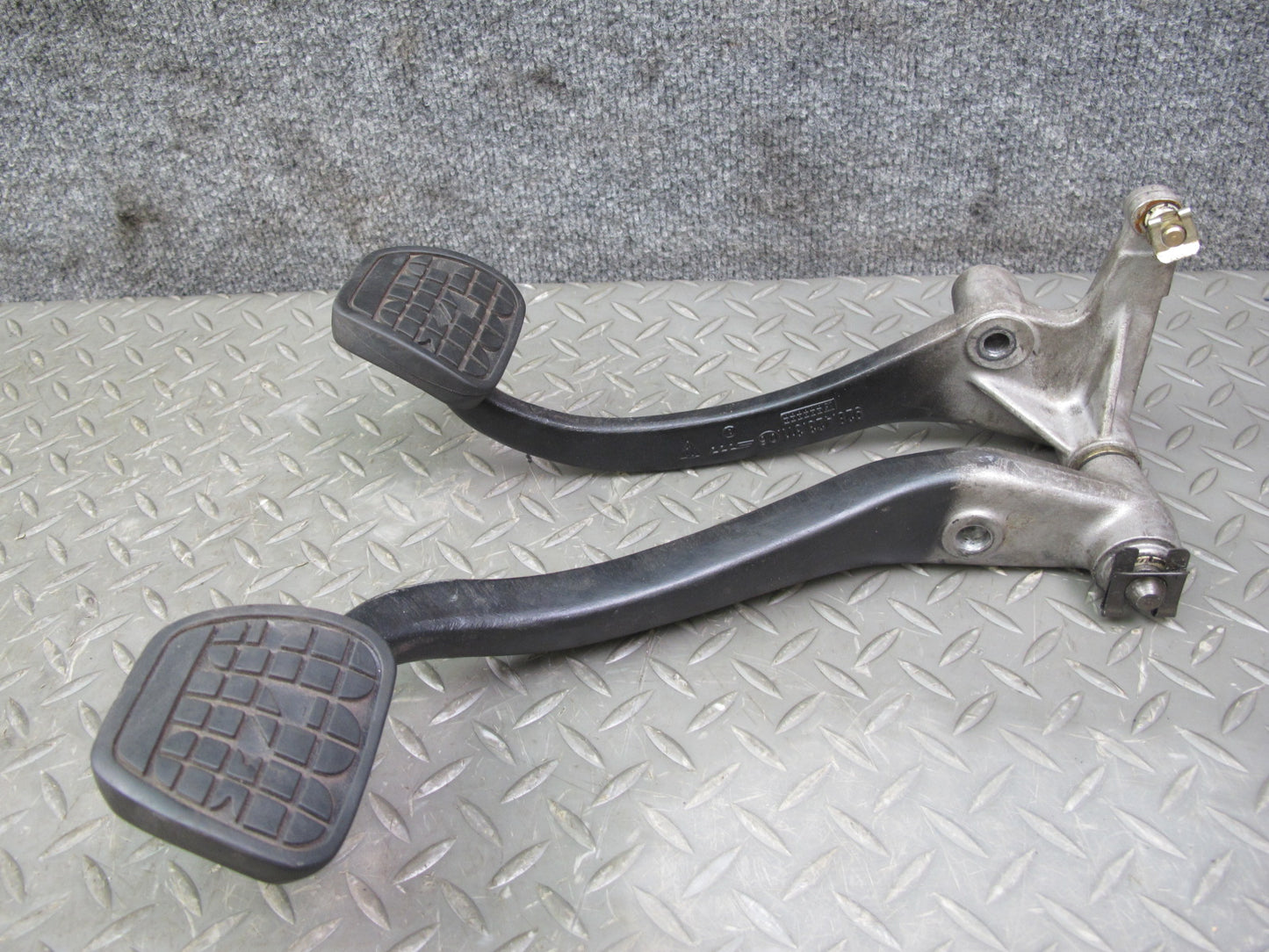 1987-1989 Porsche 928 S4 M/T Manual Clutch Brake Gas Acceleration Pedal Set