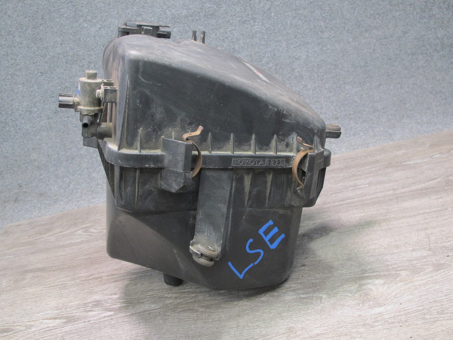 01-06 Lexus UCF30L LS430 Air Intake Cleaner Filter Box w MAF & Vacuum Switch OEM