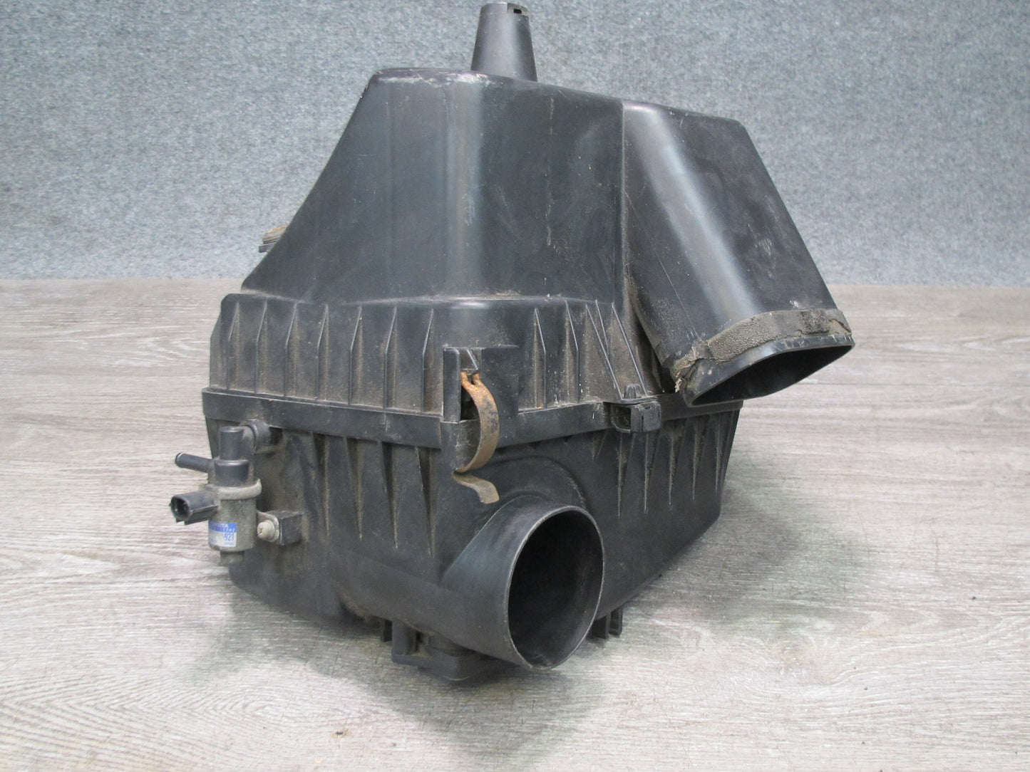 01-06 Lexus UCF30L LS430 Air Intake Cleaner Filter Box w MAF & Vacuum Switch OEM