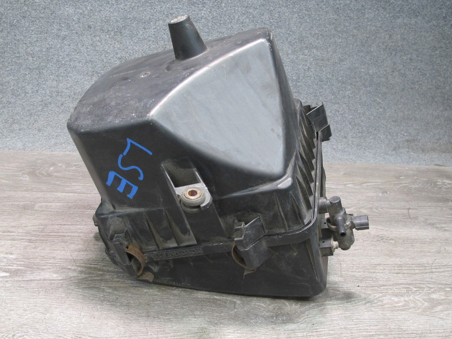 01-06 Lexus UCF30L LS430 Air Intake Cleaner Filter Box w MAF & Vacuum Switch OEM
