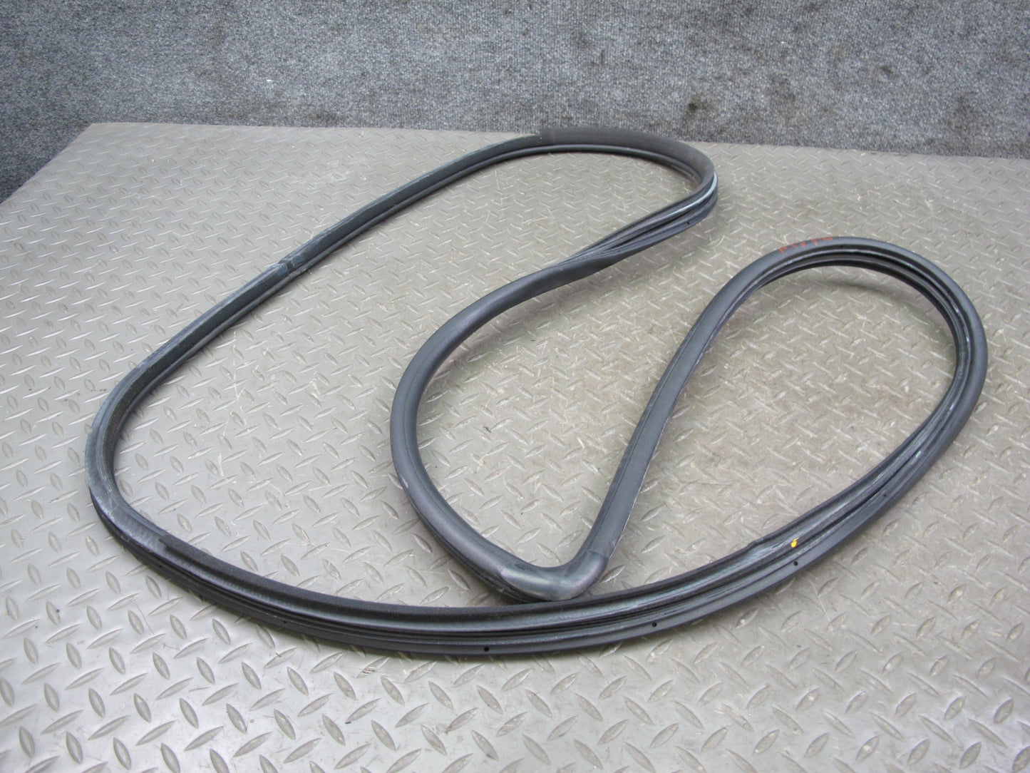 01-05 Lexus JCE10L IS300 Set of 2 Front Right & Left Door Rubber Seal OEM