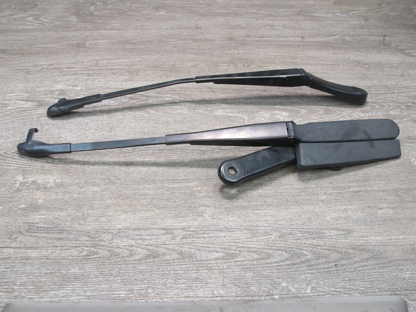 2011-2018 Porsche Cayenne 958 Front Windshield Wiper Arm Left & Right Set of 2