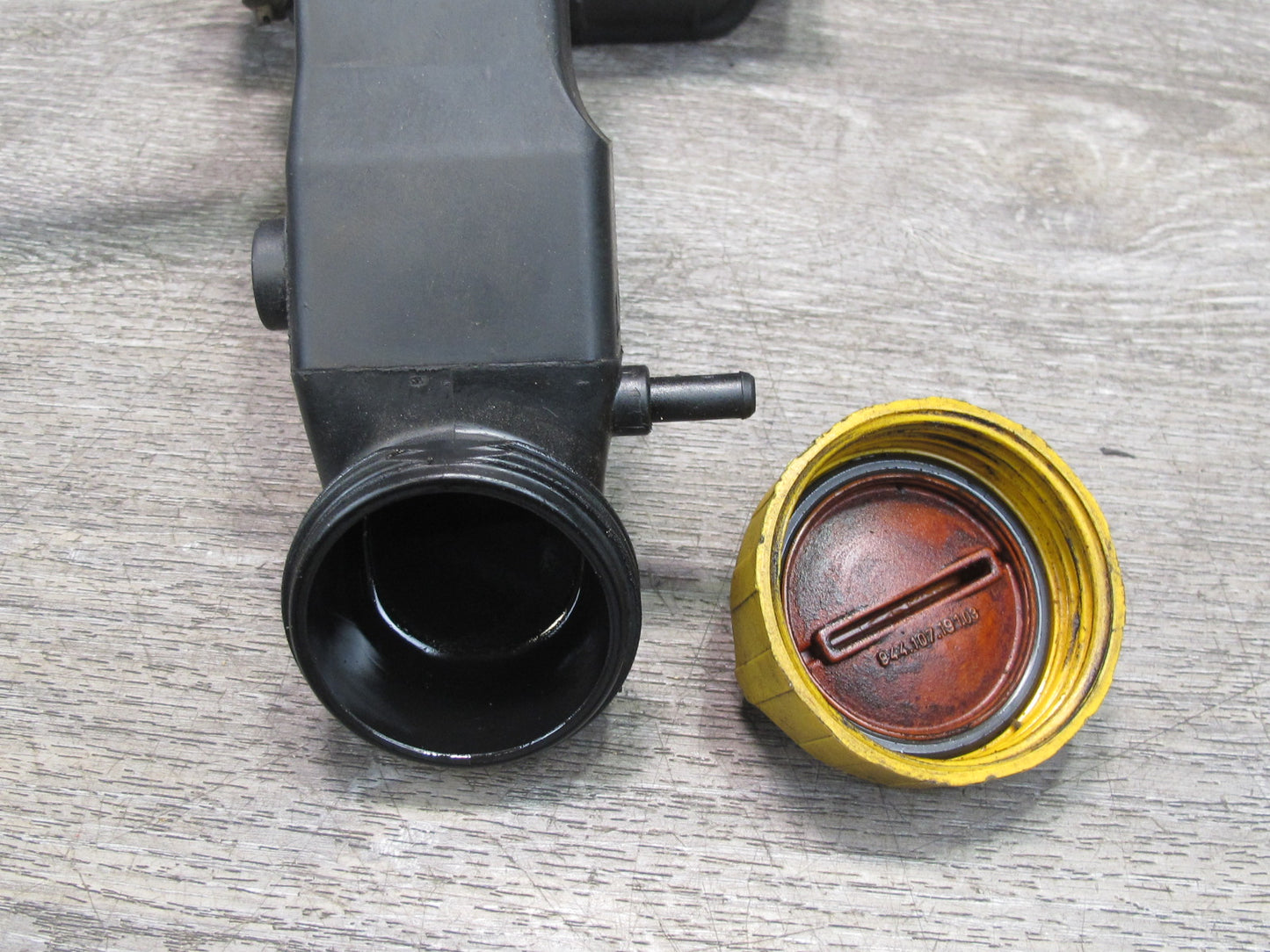 1987-1991 Porsche 928 S 5.0L V8 Engine Motor Oil Filler Neck W/ Cap 92810730308