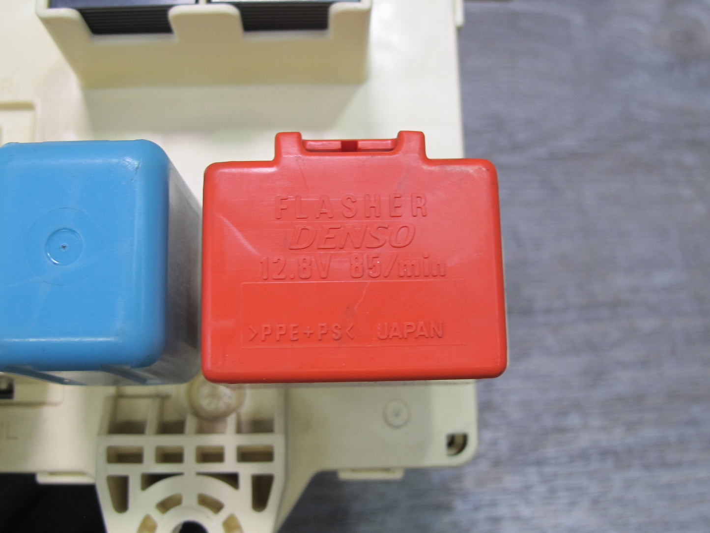 01-05 Lexus JCE10L IS300 Left Junction Fuse Relay Box OEM