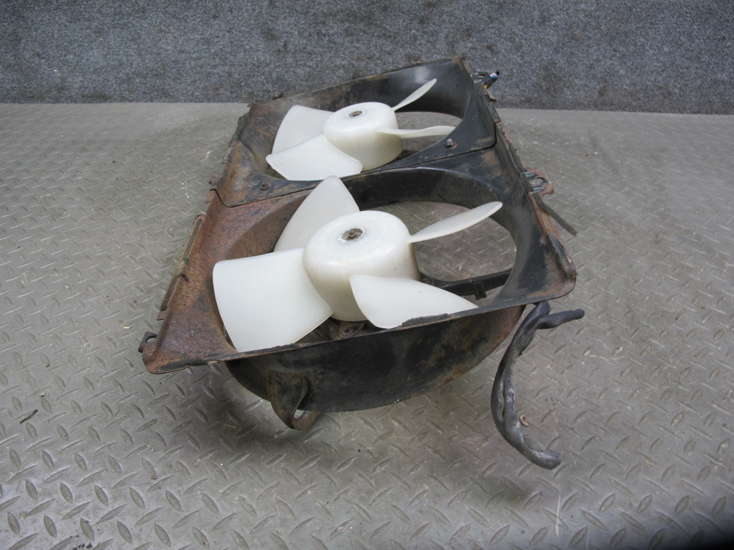 85-86 Toyota MR2 4AGELC A/T Engine Radiator Dual Cooling Fan Motor Shroud OEM
