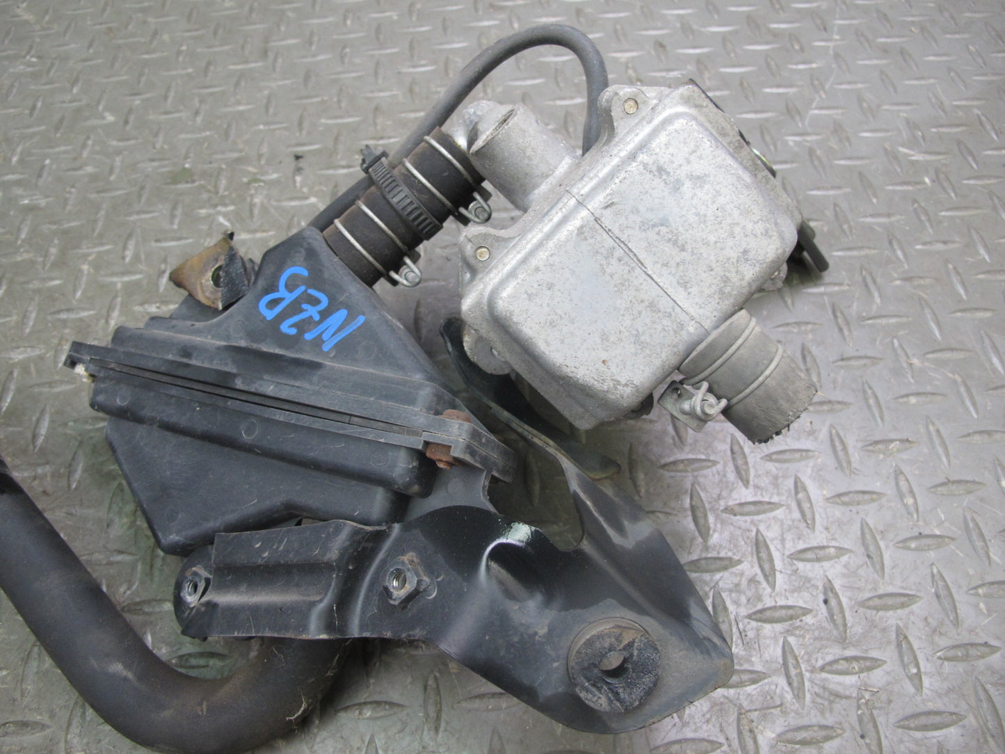 90-92 Nissan Z32 300ZX NON Turbo Left Air Injection Idle Valve w Reservoir OEM
