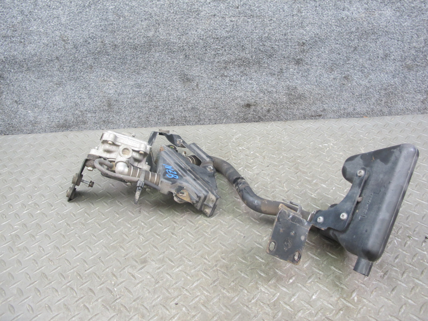 90-92 Nissan Z32 300ZX NON Turbo Left Air Injection Idle Valve w Reservoir OEM