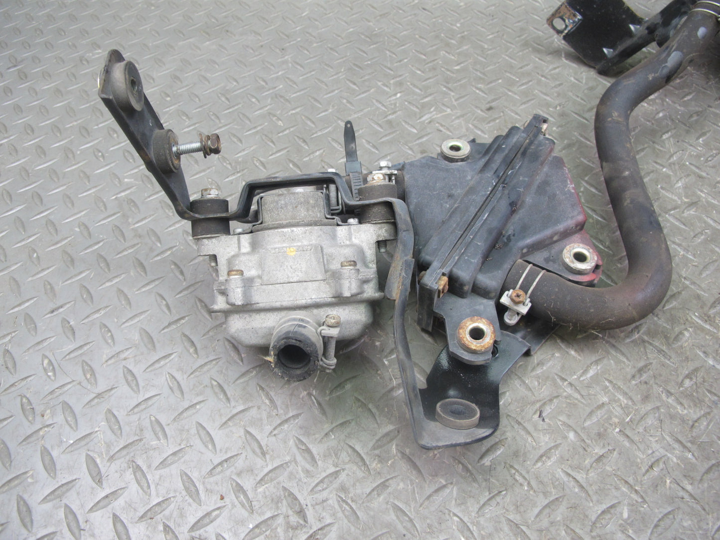90-92 Nissan Z32 300ZX NON Turbo Left Air Injection Idle Valve w Reservoir OEM