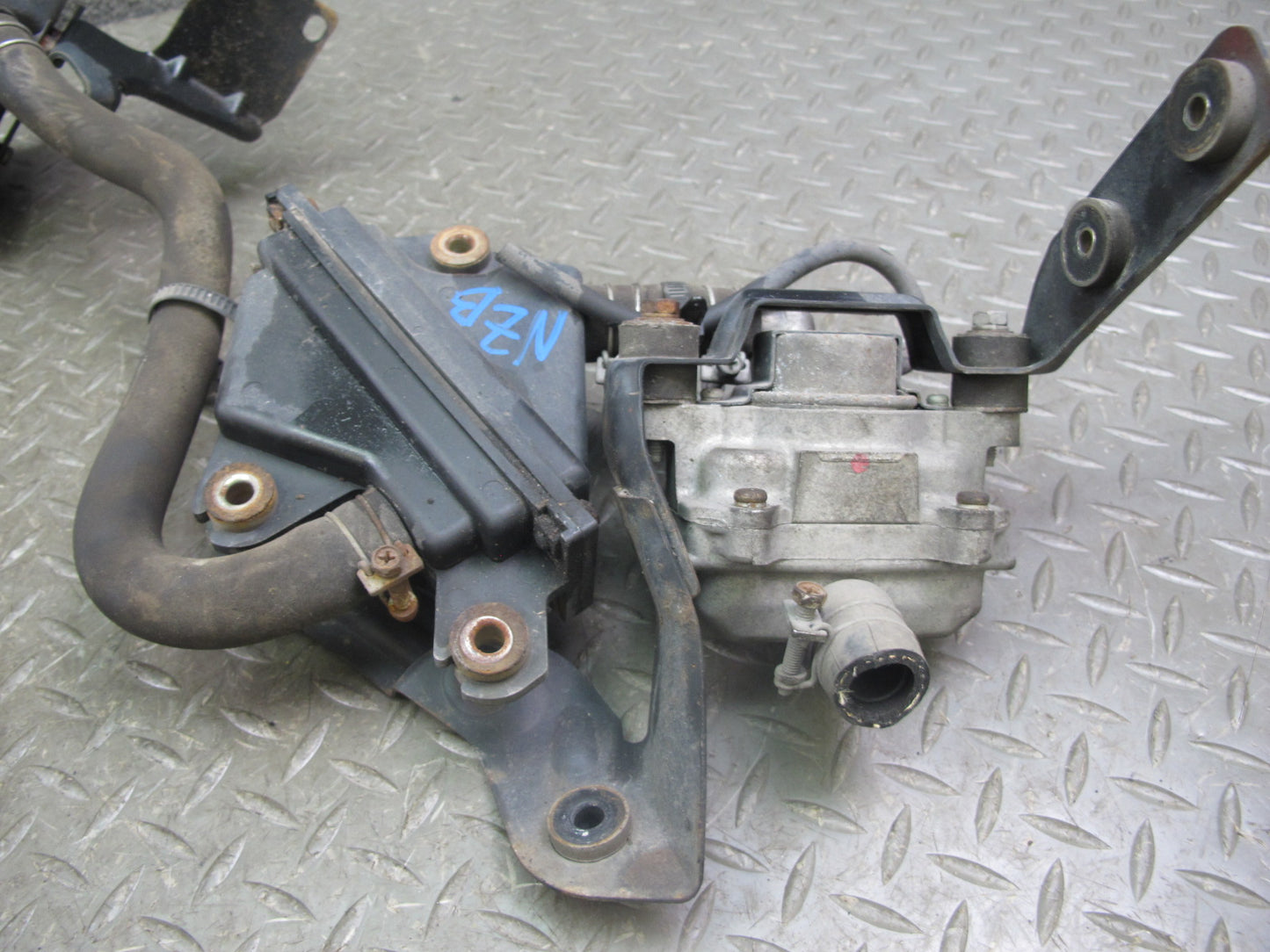 90-92 Nissan Z32 300ZX NON Turbo Right Air Injection Idle Valve w Reservoir OEM