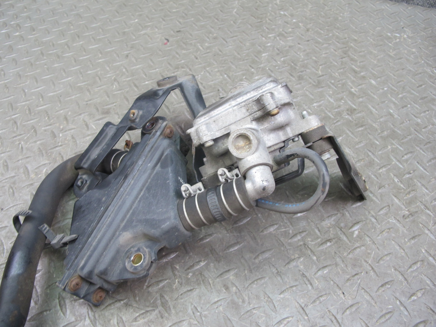 90-92 Nissan Z32 300ZX NON Turbo Right Air Injection Idle Valve w Reservoir OEM