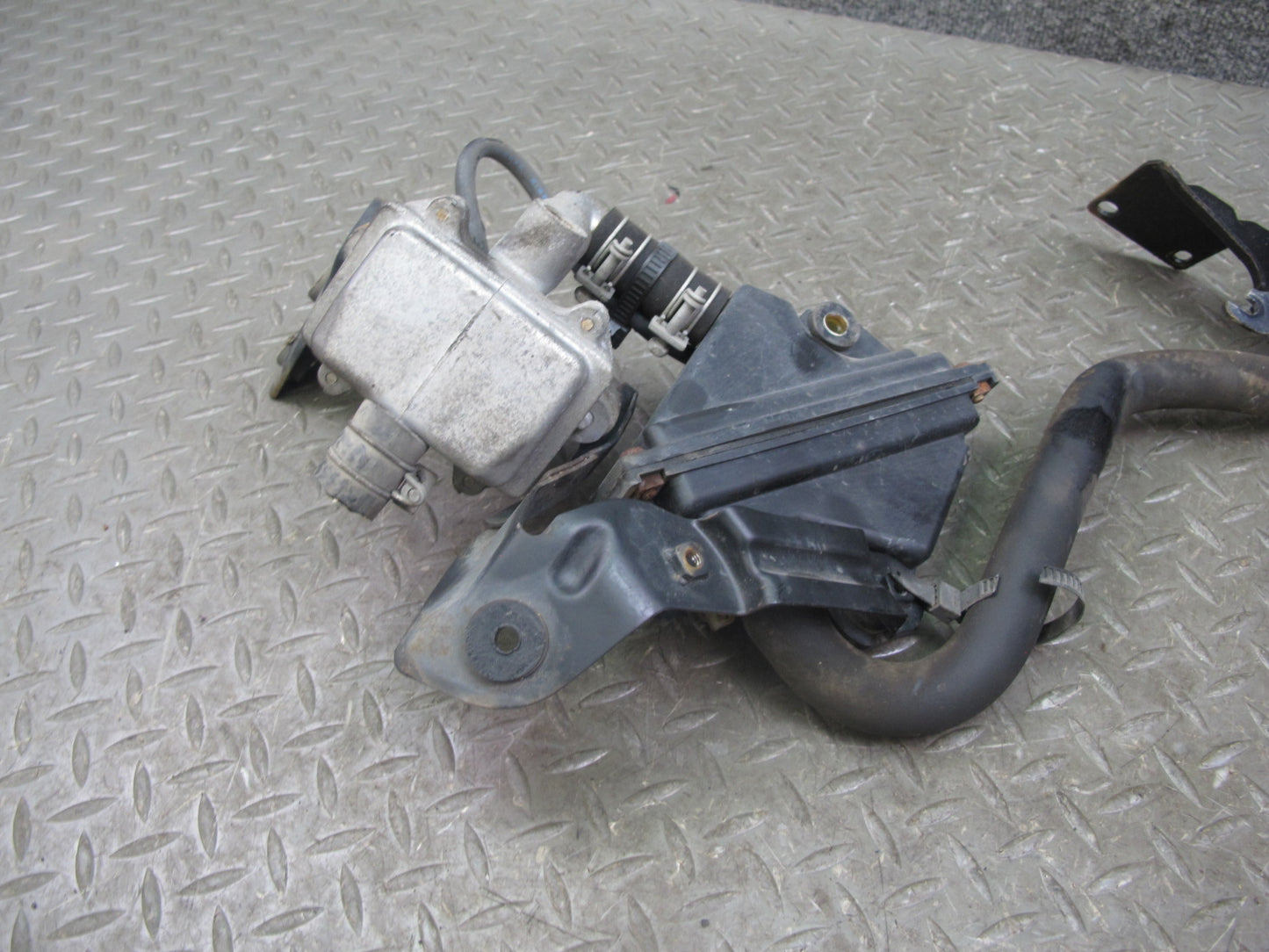 90-92 Nissan Z32 300ZX NON Turbo Right Air Injection Idle Valve w Reservoir OEM