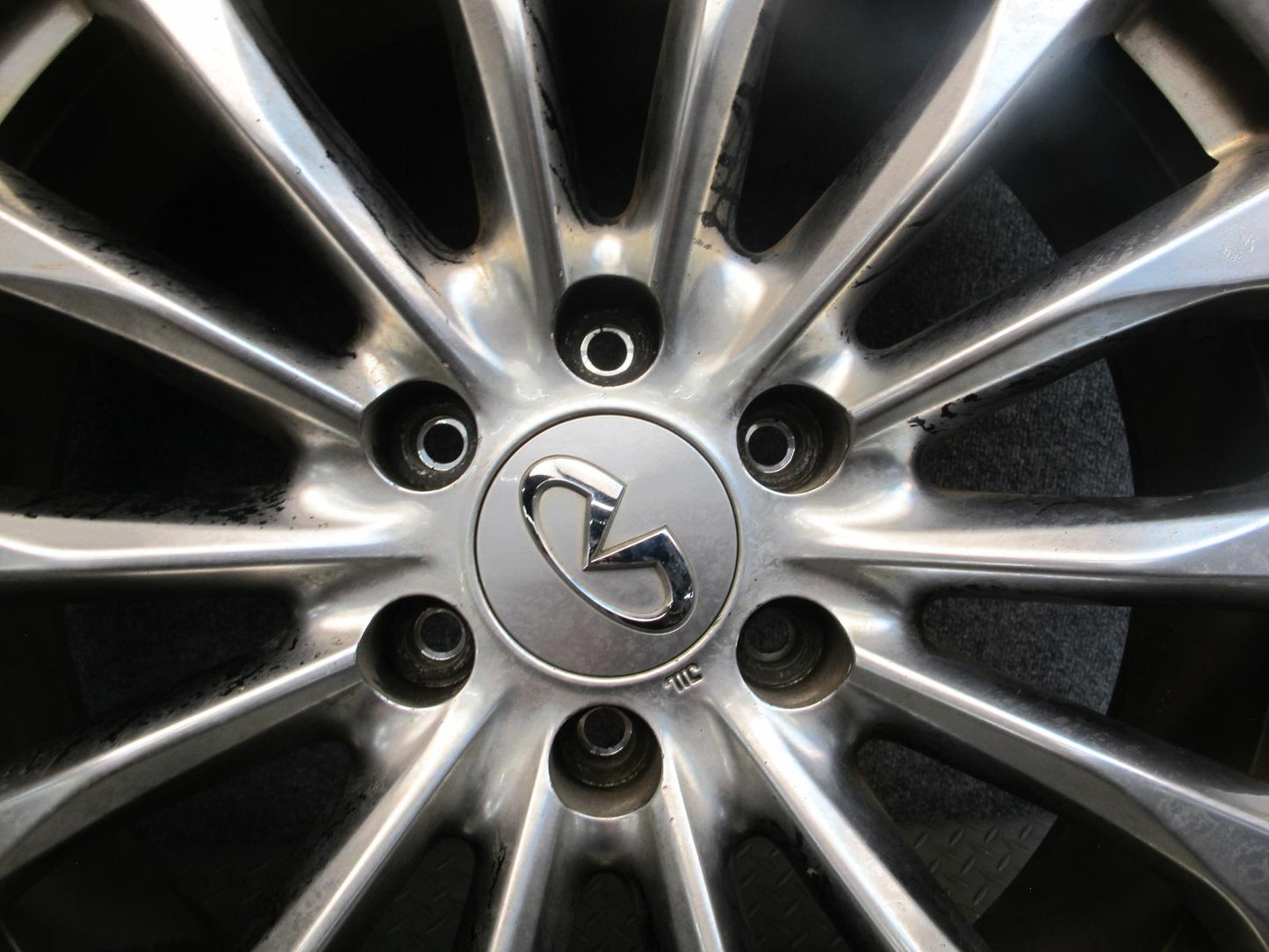 2015-2017 Infiniti QX80 Factory R22" Wheel Rim 22x8J ET30 W/ Tire 275/50