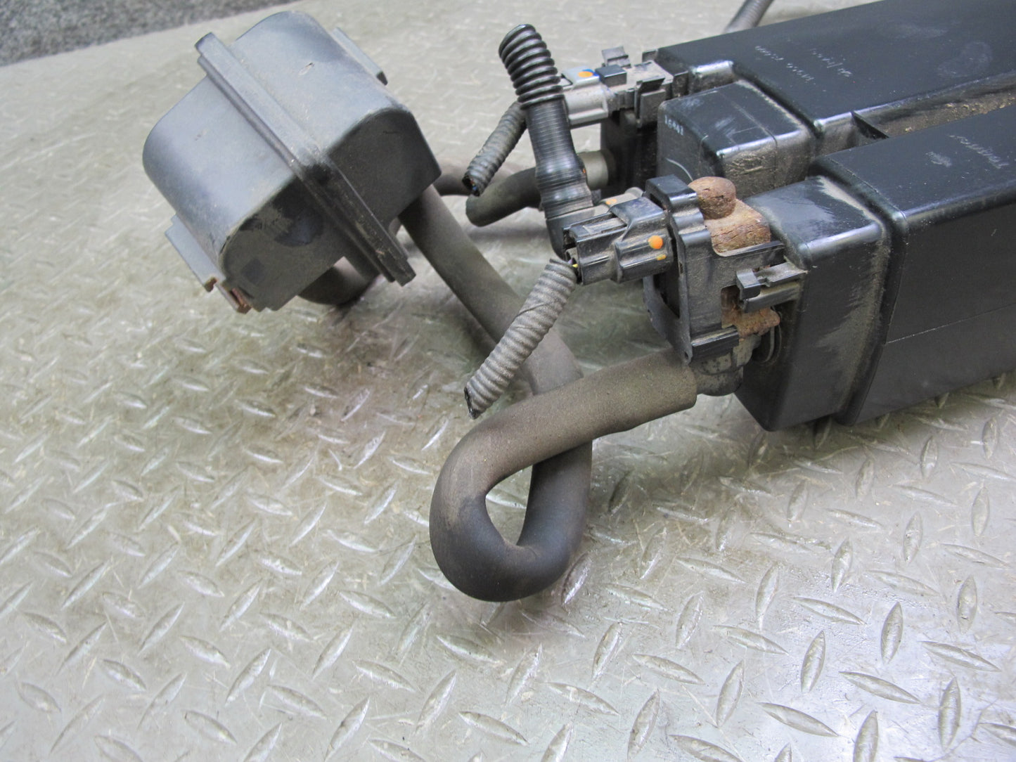 2011-2017 Infiniti QX56 QX80 Fuel Evap Vapor Charcoal Canister 149507S000