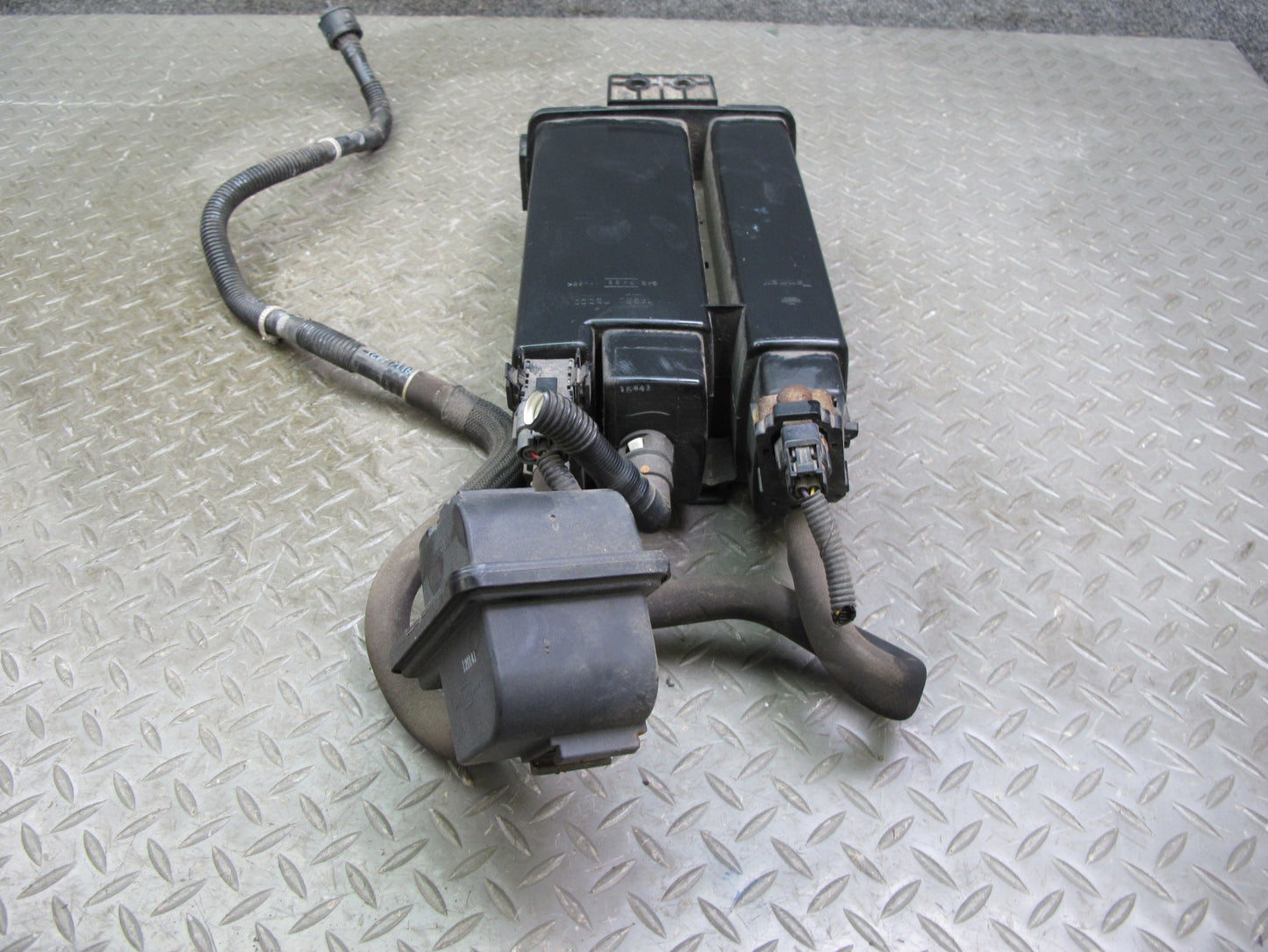2011-2017 Infiniti QX56 QX80 Fuel Evap Vapor Charcoal Canister 149507S000