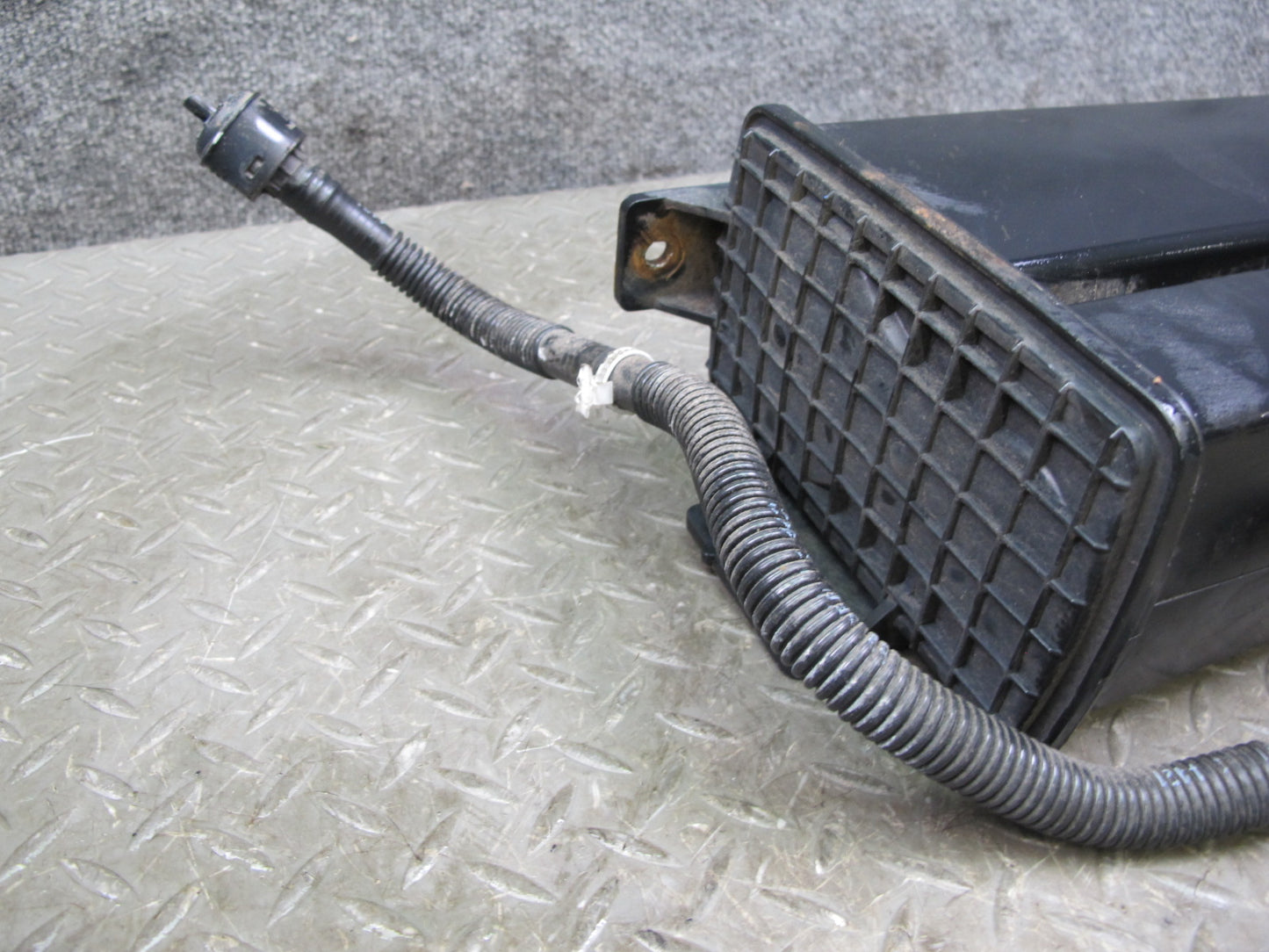 2011-2017 Infiniti QX56 QX80 Fuel Evap Vapor Charcoal Canister 149507S000