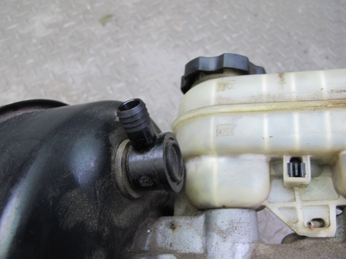 98-04 Chevrolet Corvette C5 Brake Master Cylinder Booster Fluid Reservoir OEM