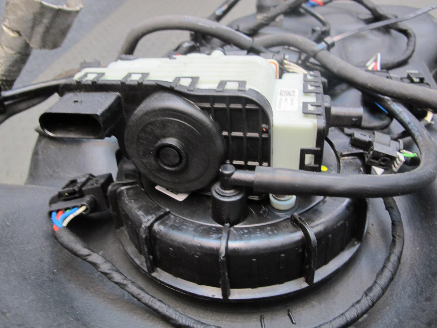 12-15 Mercedes W166 ML350 Diesel Adblue Additive Reservoir Tank w Pump & Hoses