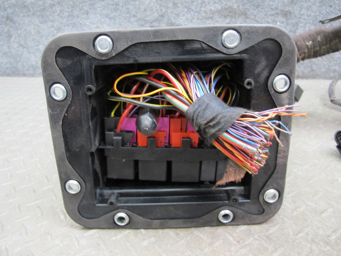 2006-2010 Bentley Continental GTC GT 6.0L Engine Fuse Relay Box Module Unit