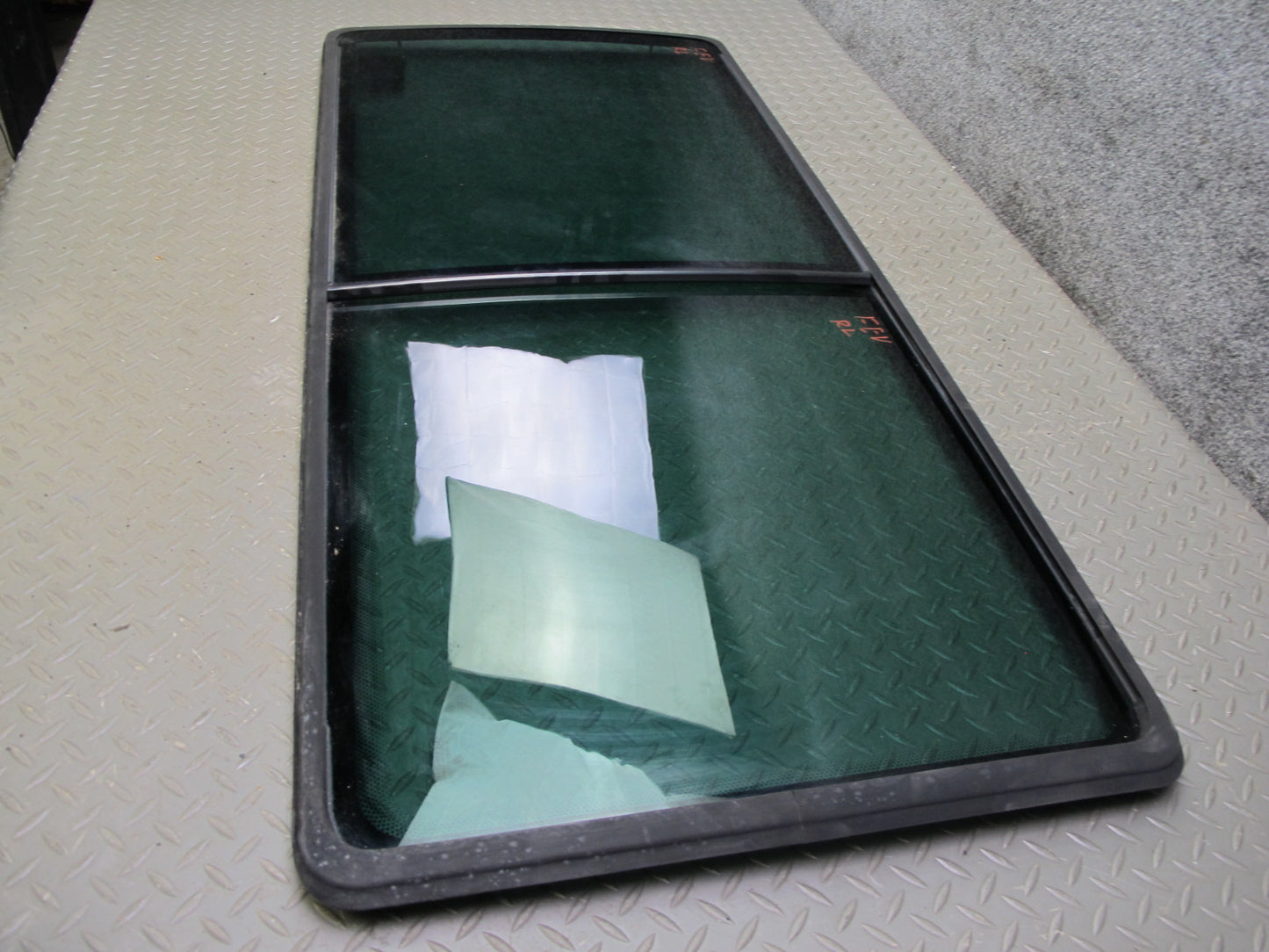 01-03 VW Eurovan T4 Center Middle Left Movable Glass Window OEM