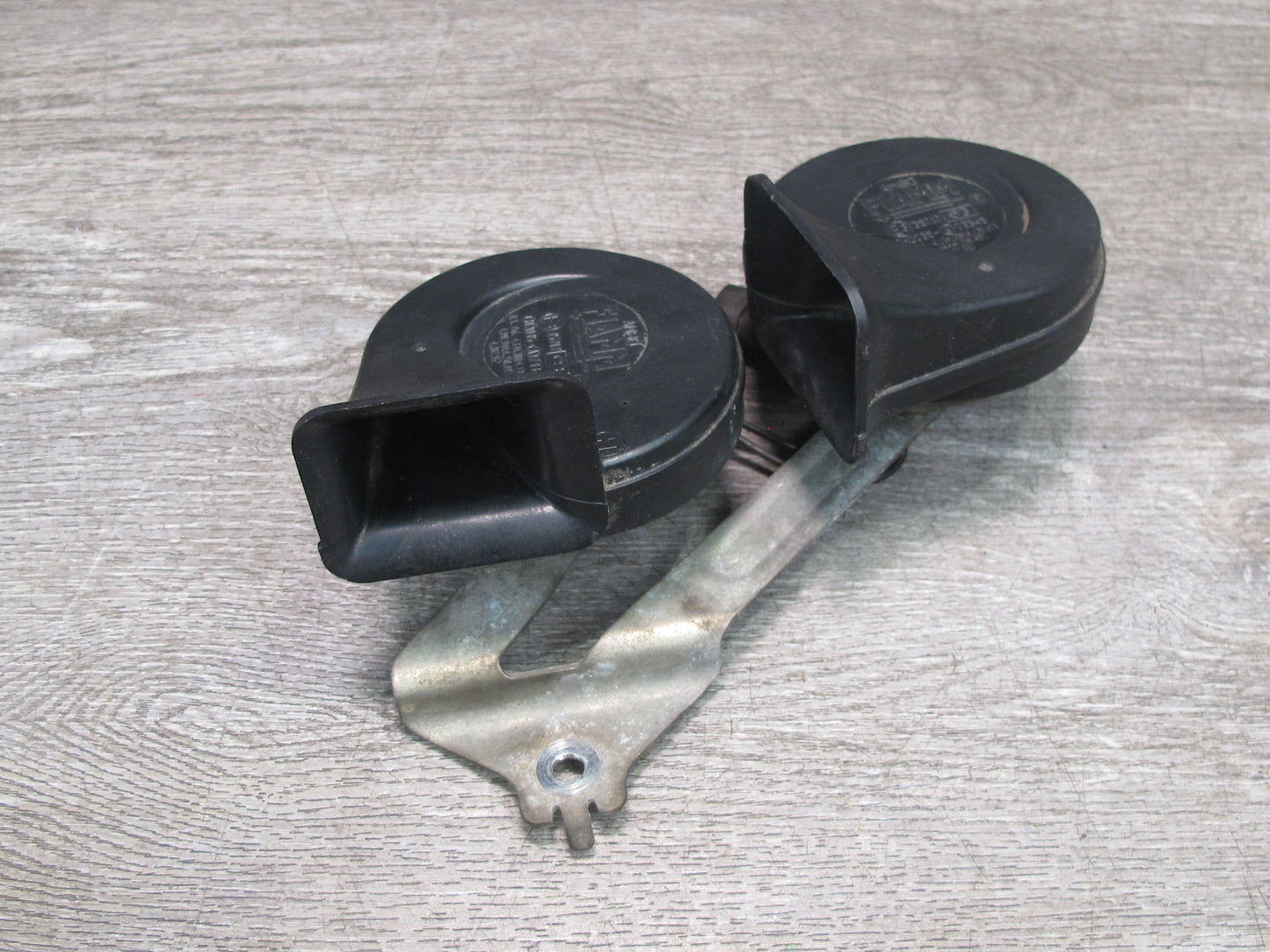 97-04 Chevrolet Corvette C5 High & Low Tone Note Horn Pitch Signal Set OEM
