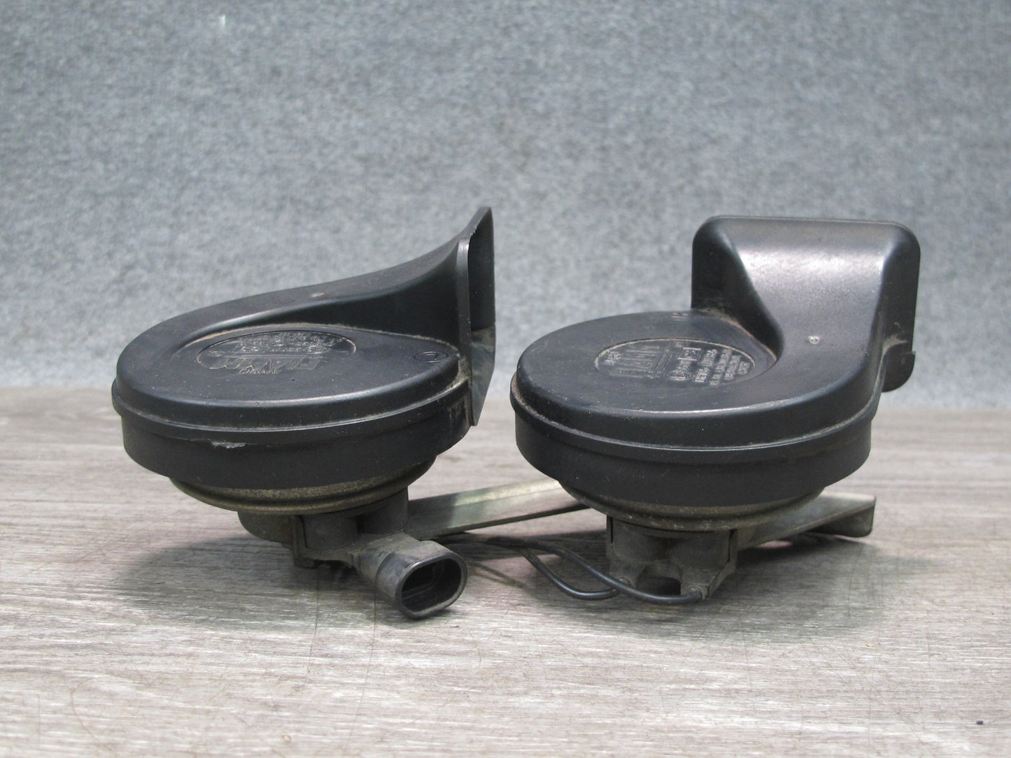 97-04 Chevrolet Corvette C5 High & Low Tone Note Horn Pitch Signal Set OEM