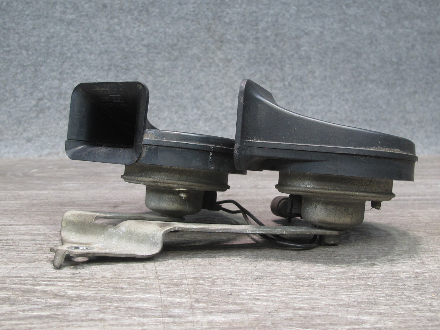 97-04 Chevrolet Corvette C5 High & Low Tone Note Horn Pitch Signal Set OEM