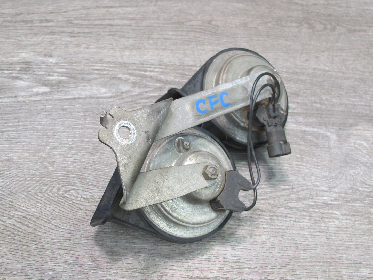 97-04 Chevrolet Corvette C5 High & Low Tone Note Horn Pitch Signal Set OEM