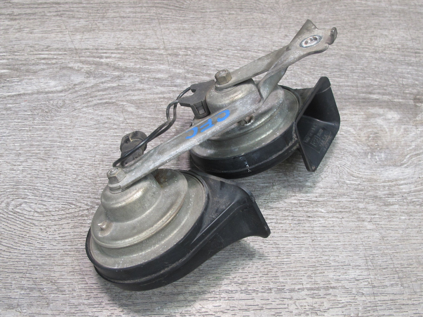 97-04 Chevrolet Corvette C5 High & Low Tone Note Horn Pitch Signal Set OEM