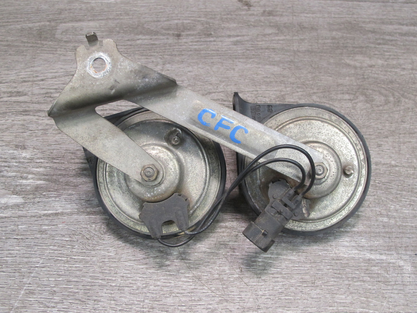 97-04 Chevrolet Corvette C5 High & Low Tone Note Horn Pitch Signal Set OEM