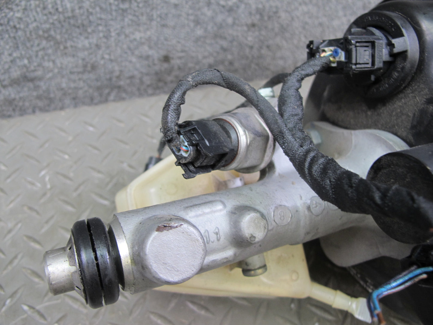 05-11 Mercedes R171 SLK350 SLK55 Brake Master Cylinder Booster Reservoir OEM