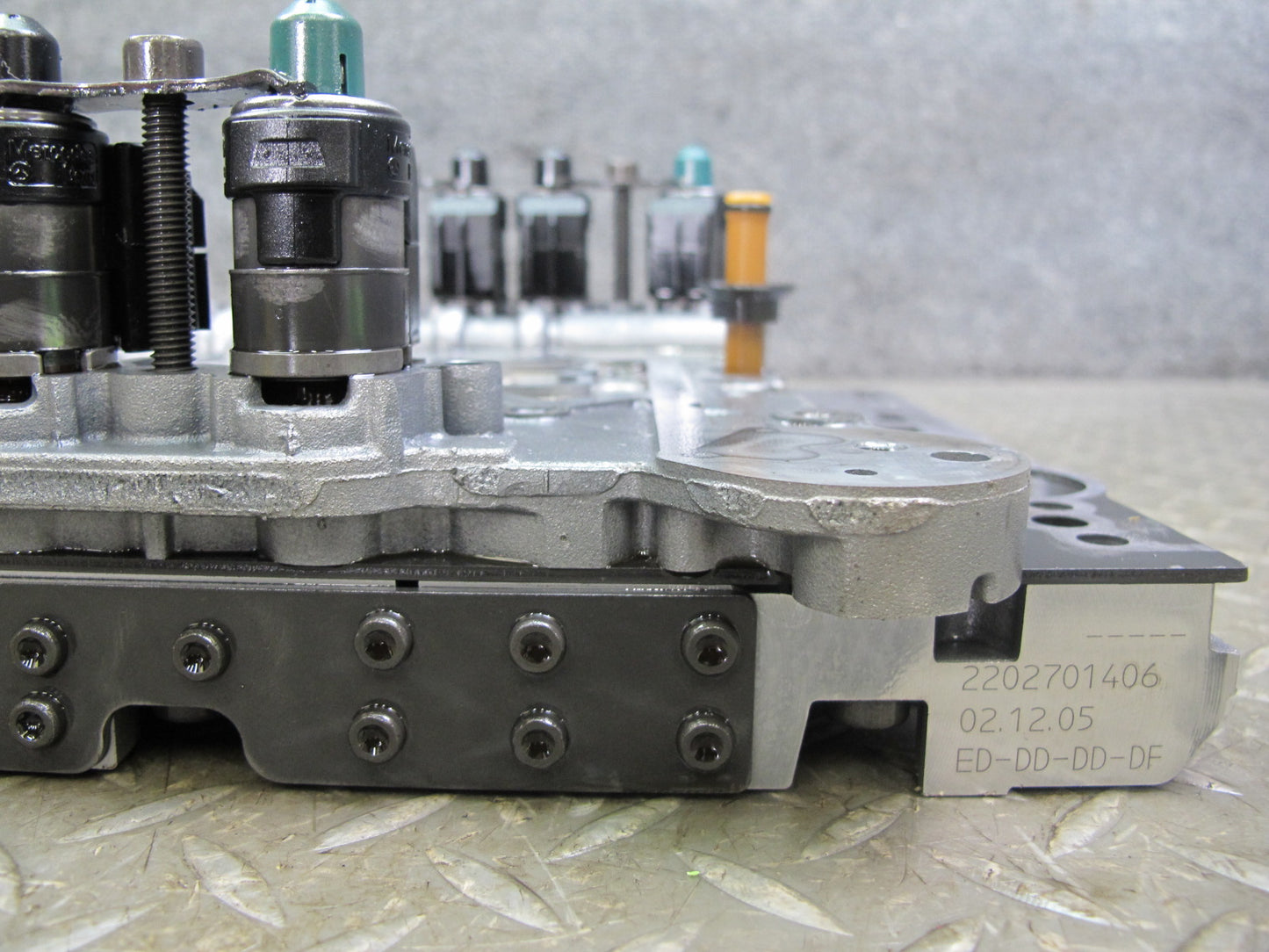 2006 Mercedes R230 722.9 Transmission Valve Body Mechatronic 2202770801 OEM