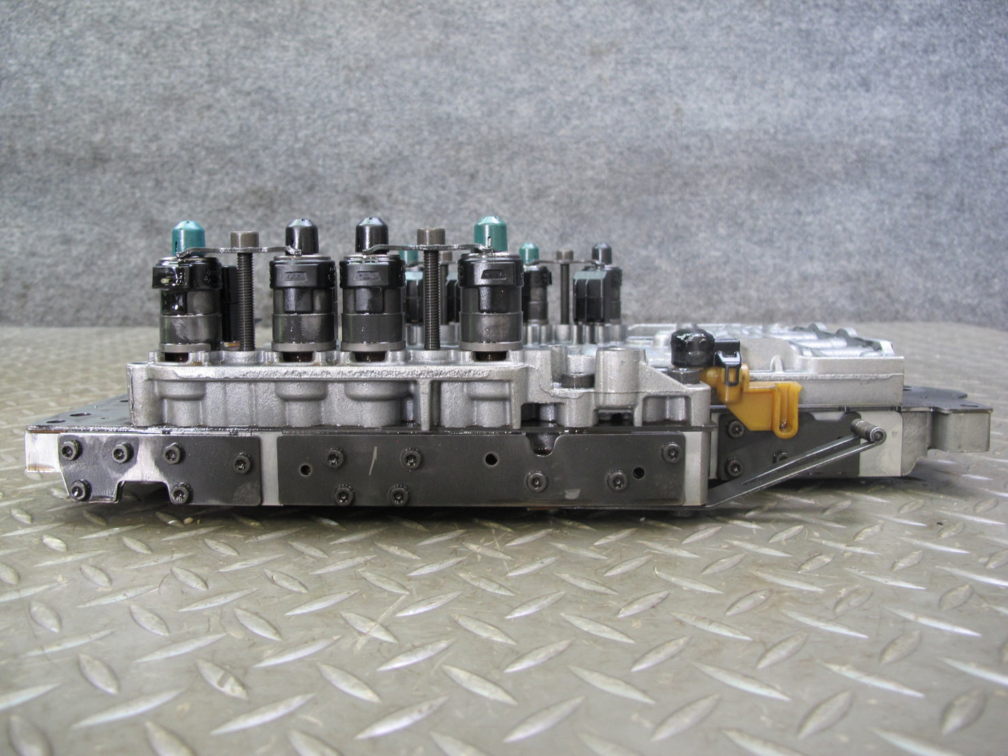 2006 Mercedes R230 722.9 Transmission Valve Body Mechatronic 2202770801 OEM