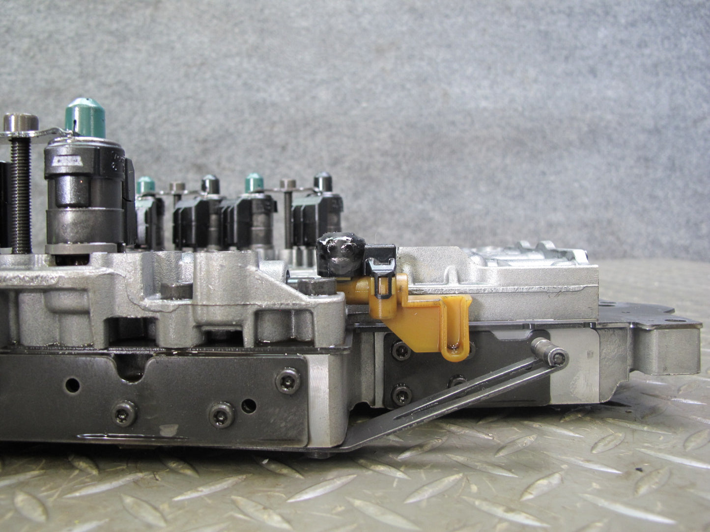 2006 Mercedes R230 722.9 Transmission Valve Body Mechatronic 2202770801 OEM