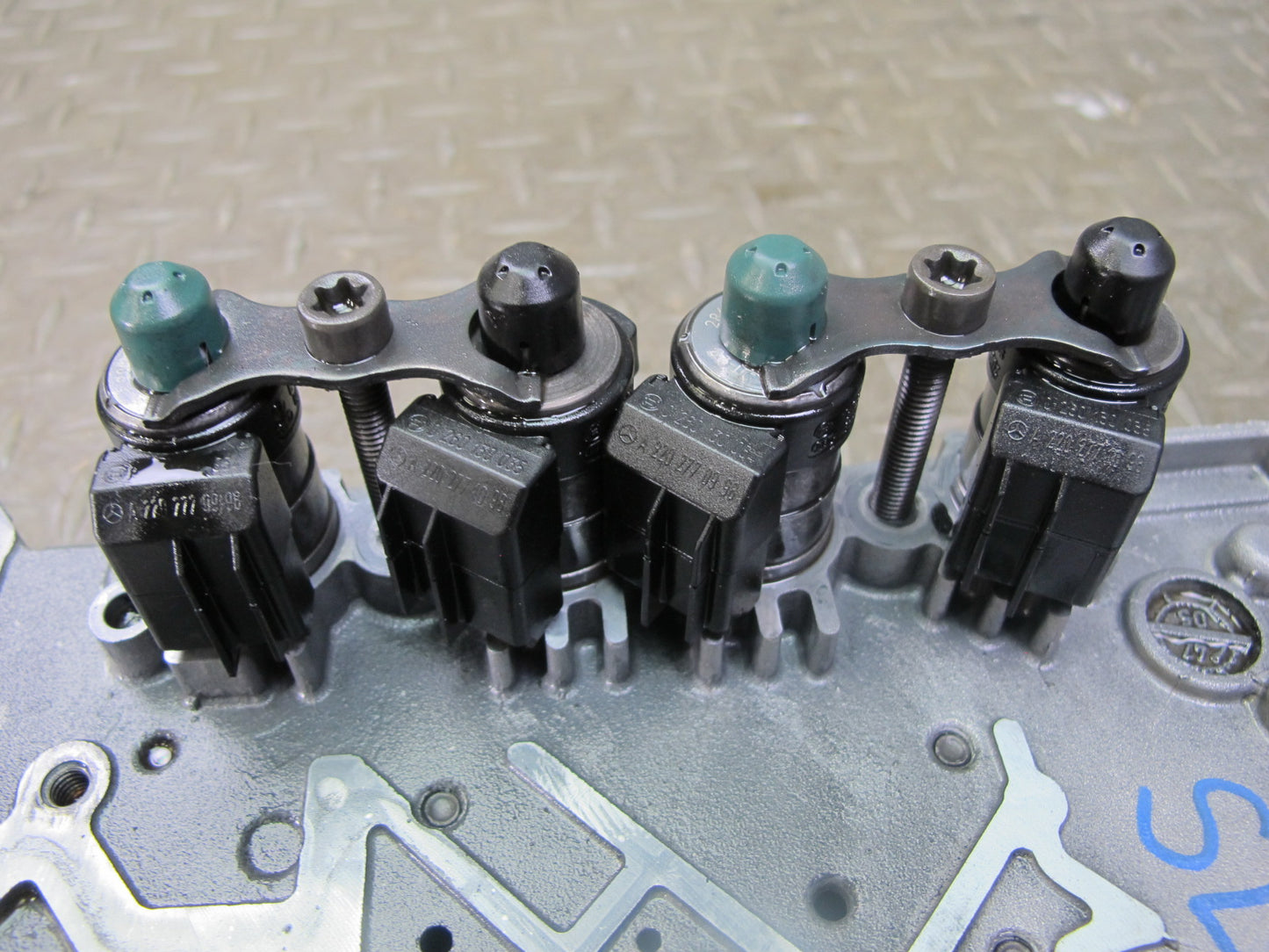 2006 Mercedes R230 722.9 Transmission Valve Body Mechatronic 2202770801 OEM