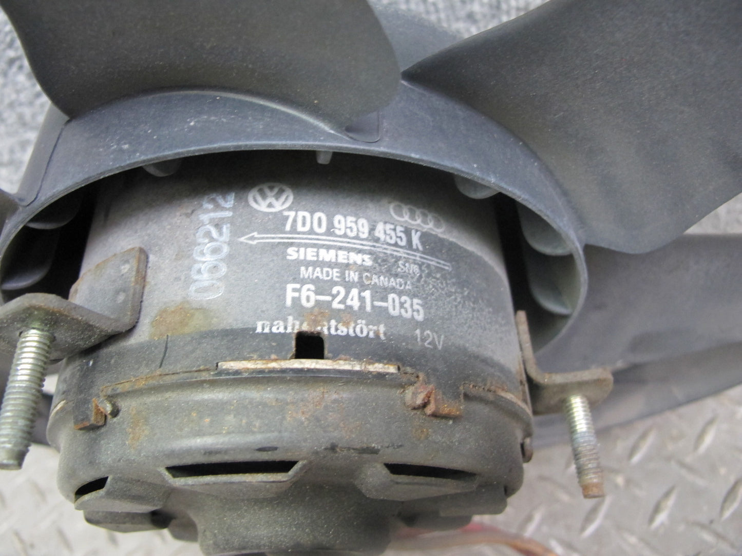 99-03 VW Eurovan T4 2.8L Engine Cooling Fan Motor w Blade 7D0959455K OEM